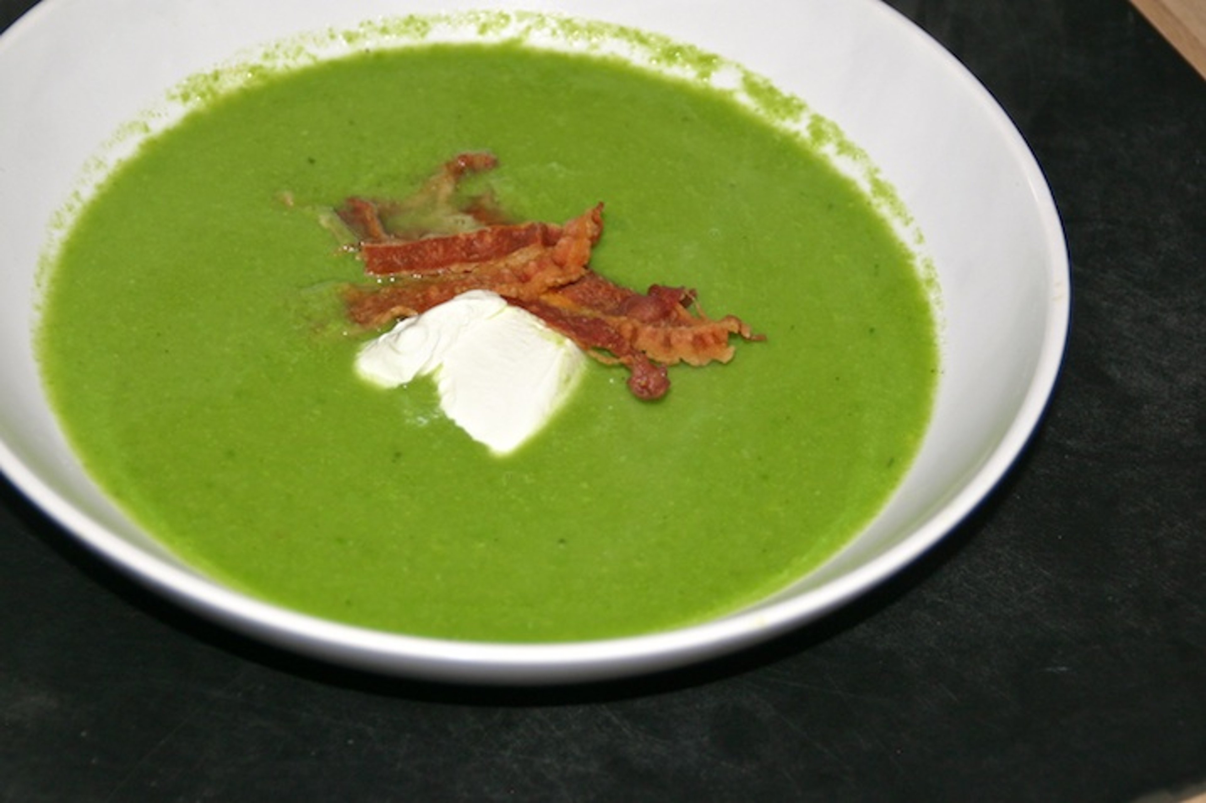 Ærtesuppe med bacon og creme fraiche