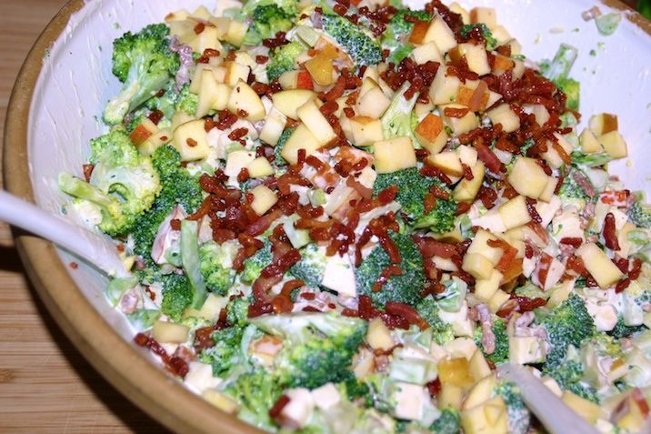 Broccolisalat med bacon og æble