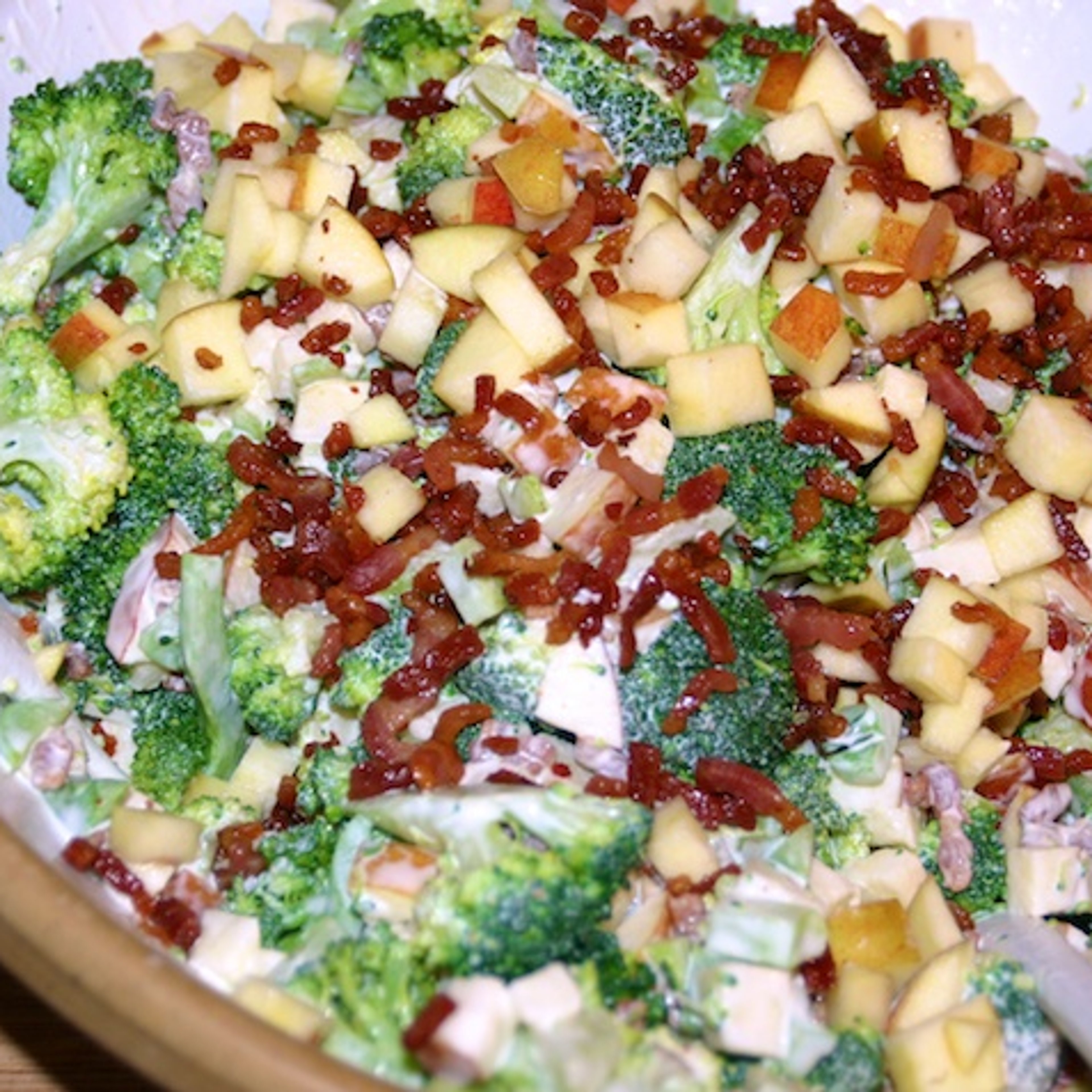 Broccolisalat med bacon og æble