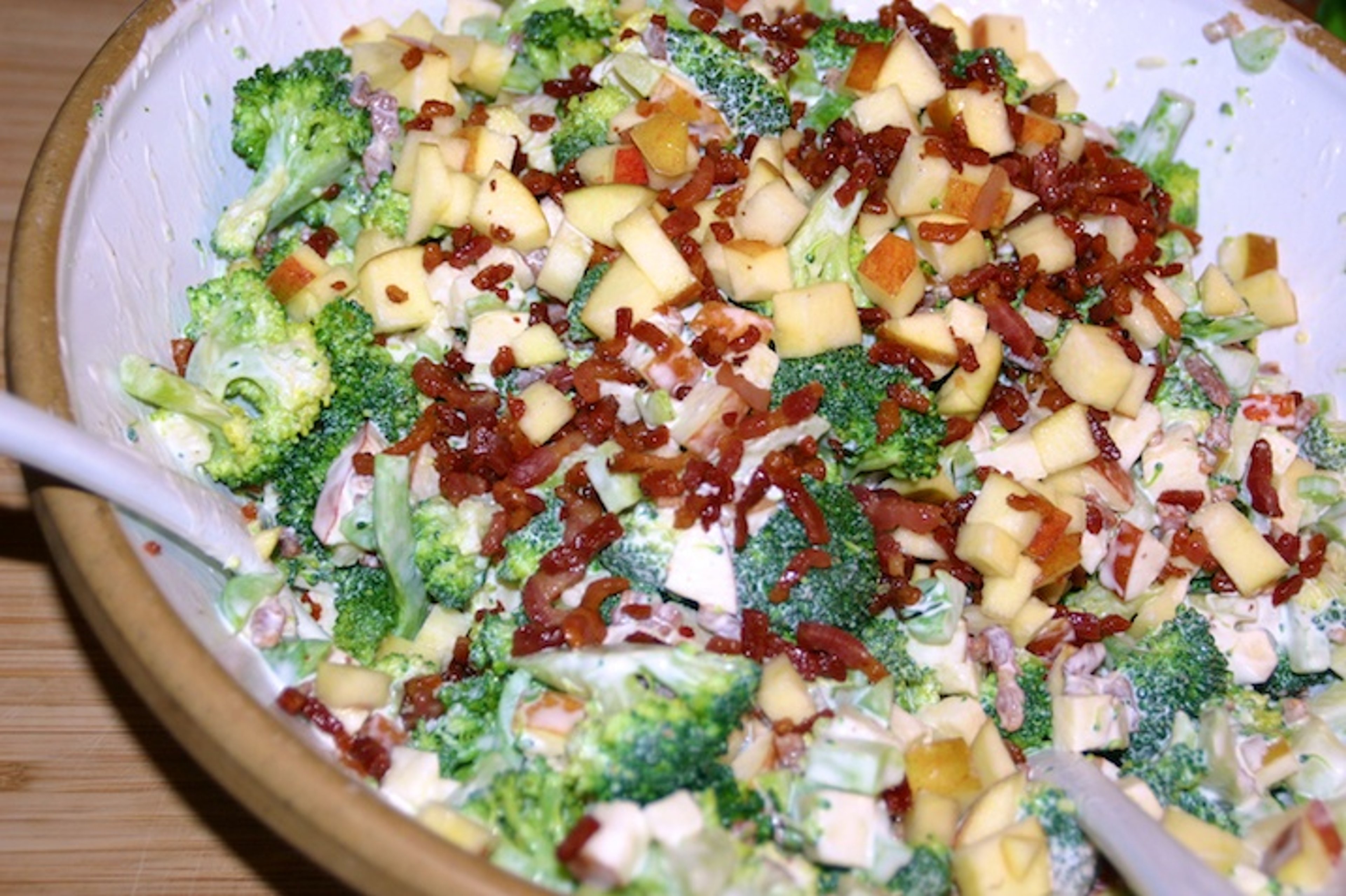 Broccolisalat med bacon og æble
