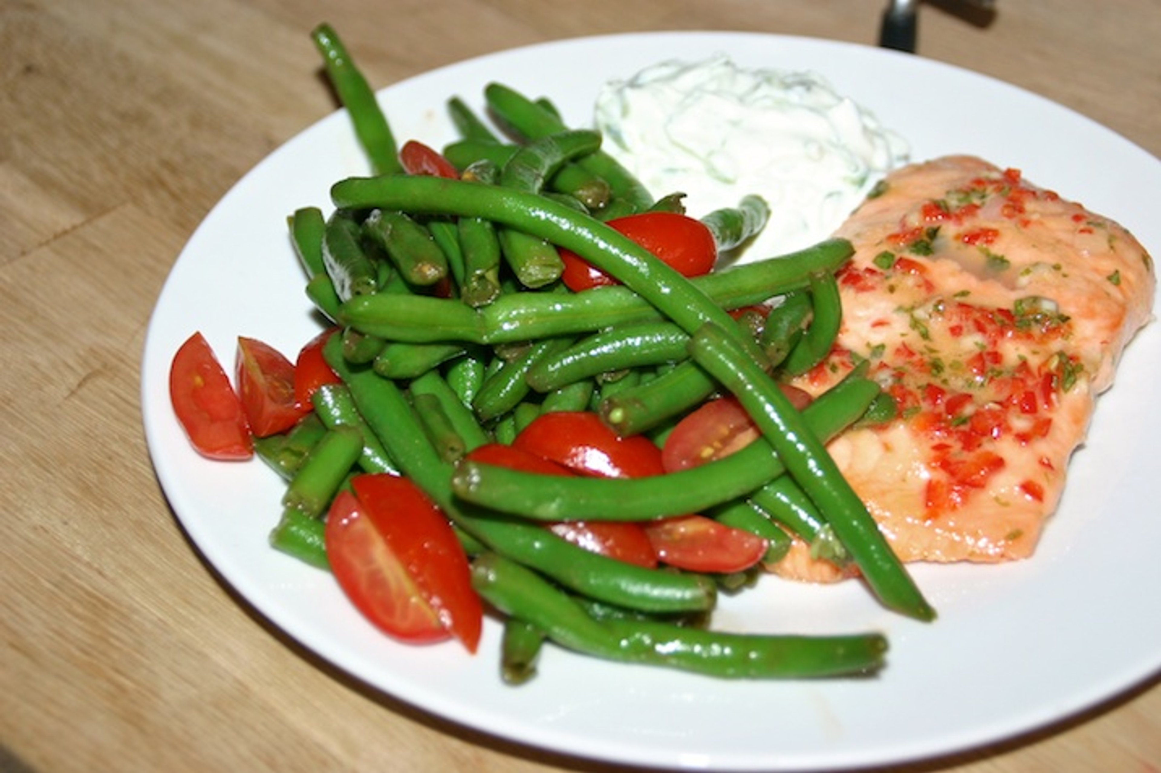 Chilimarineret laks med bønnesalat og tzatziki