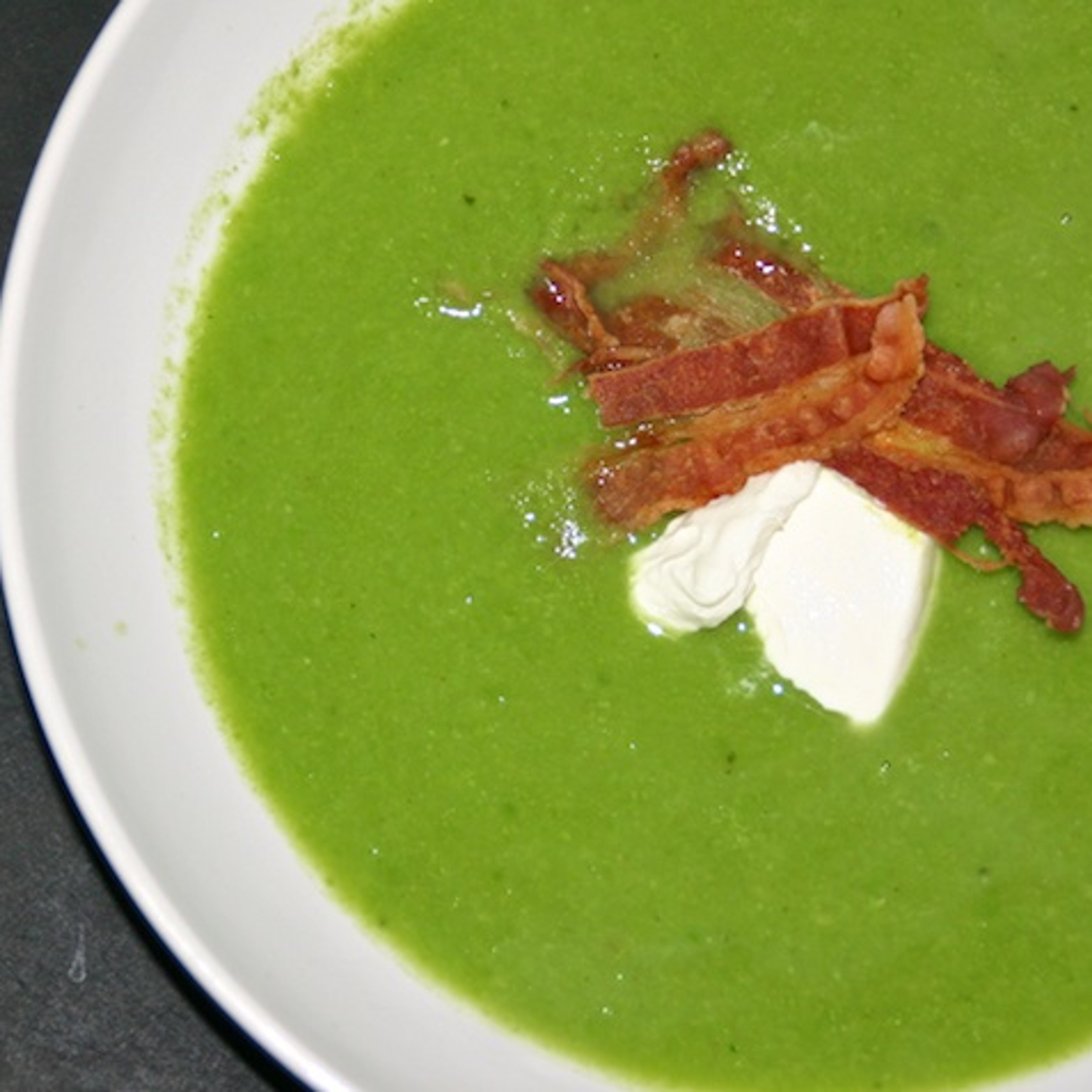 Ærtesuppe med bacon og creme fraiche