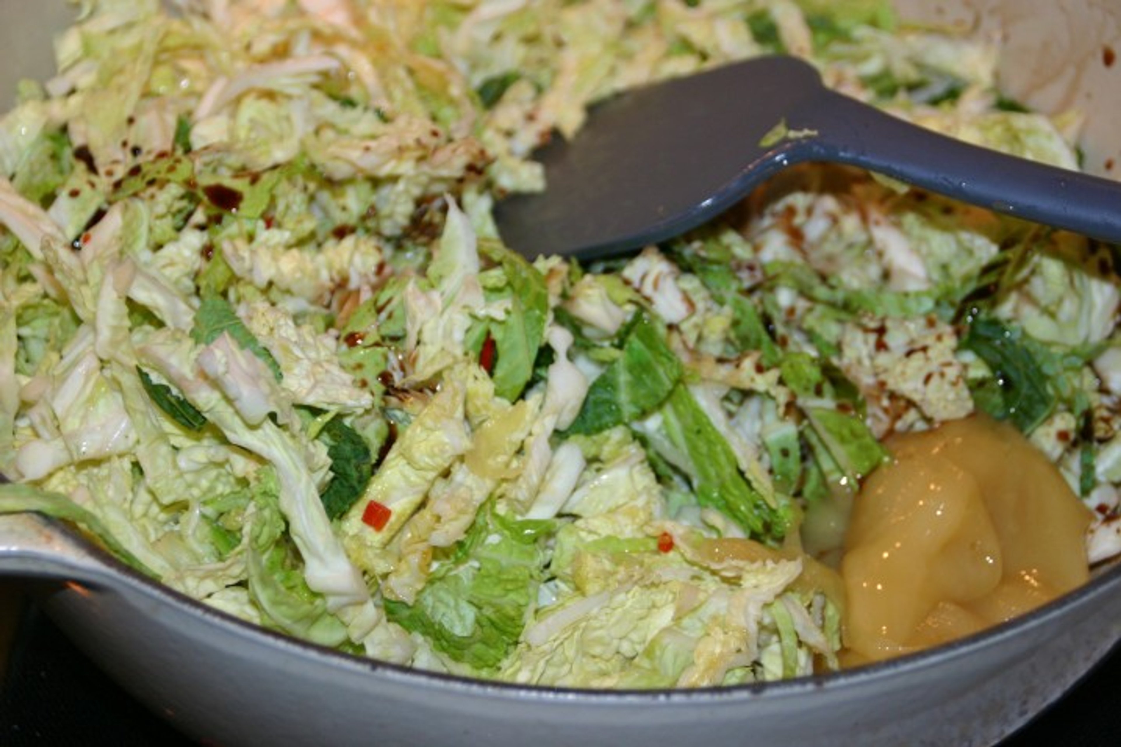 Sur-sød savoykål med fisk og ris