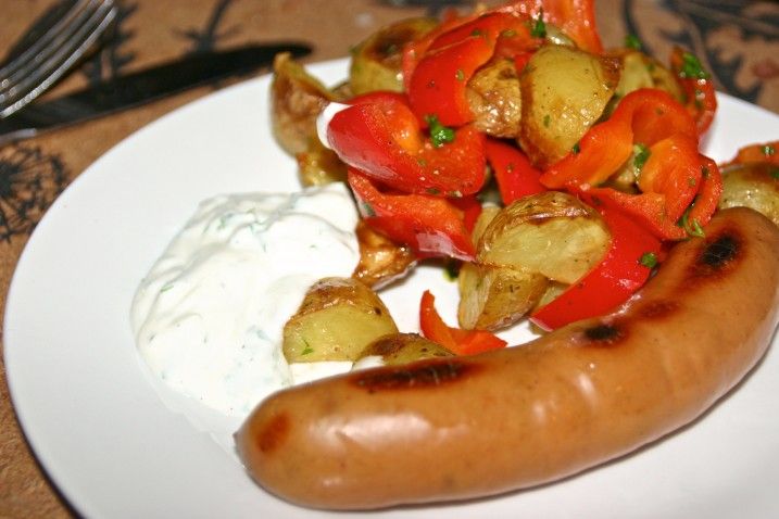 Pølser med sprøde peberfrugter og ovnbagte kartofler