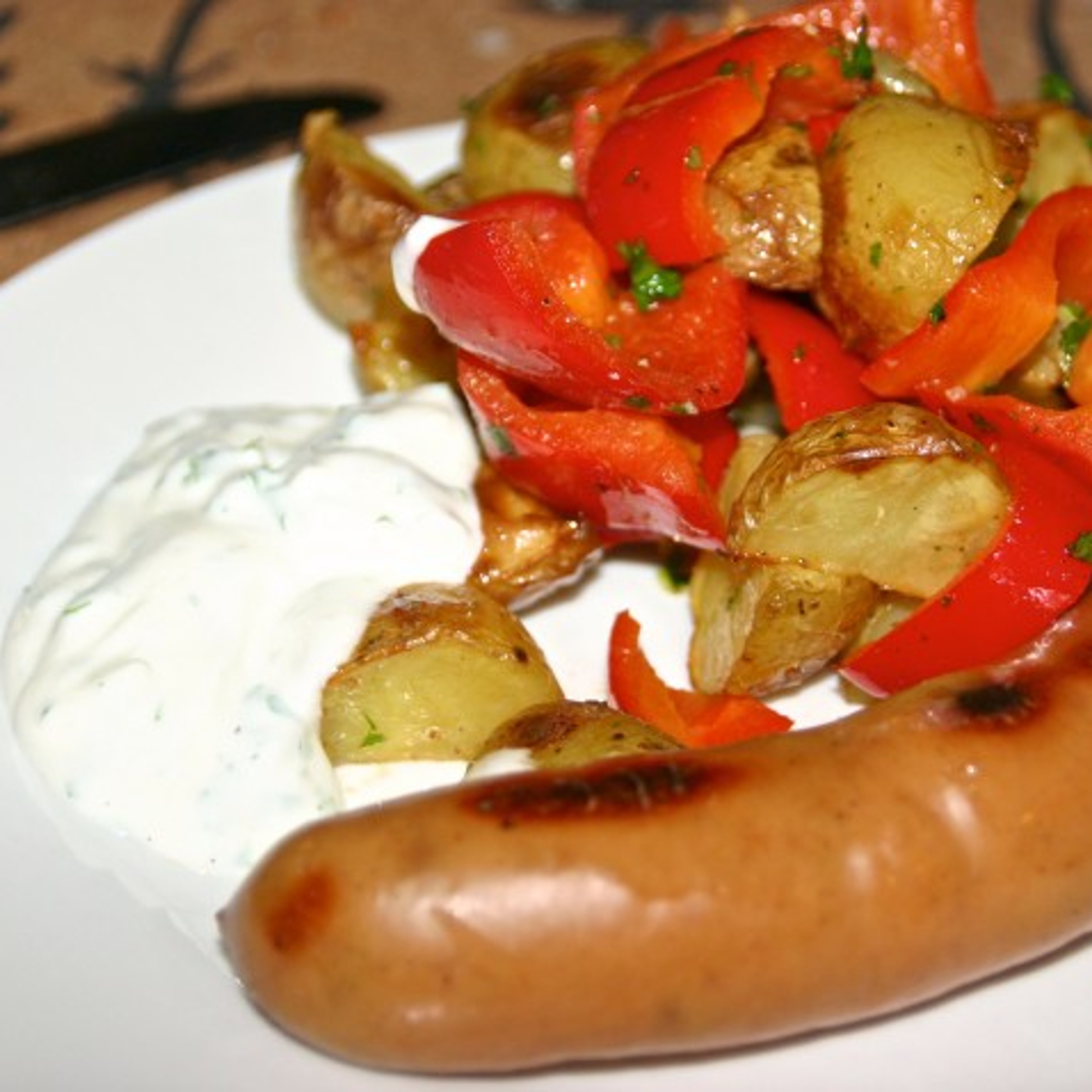 Pølser med sprøde peberfrugter og ovnbagte kartofler