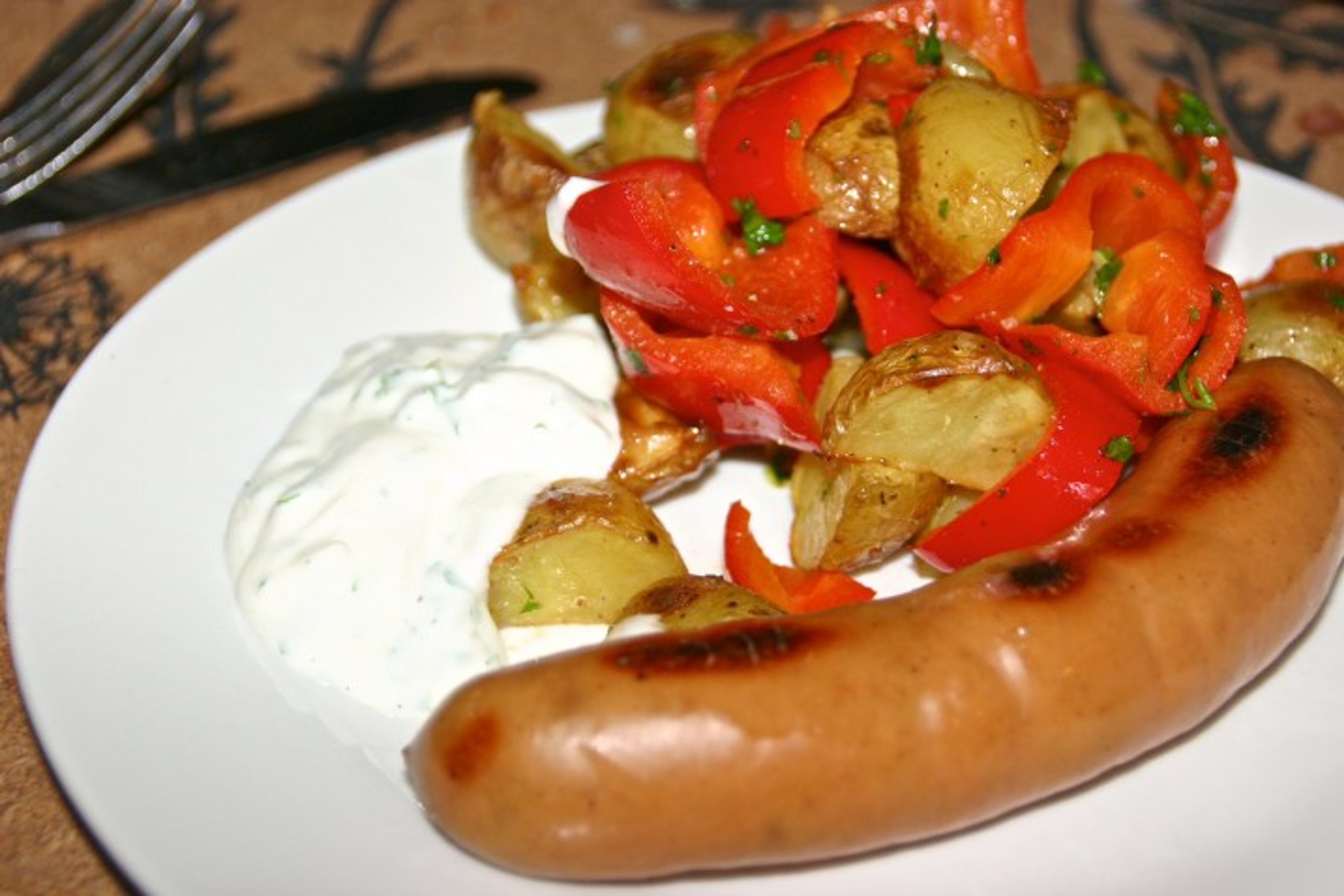 Pølser med sprøde peberfrugter og ovnbagte kartofler