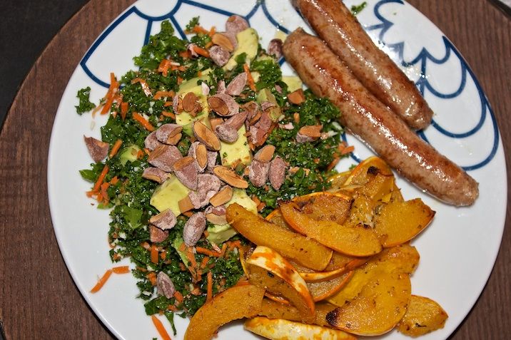 Fennikelpølser, hvidløgsbagt græskar og grønkålssalat med gulerod, avocado og saltmandler