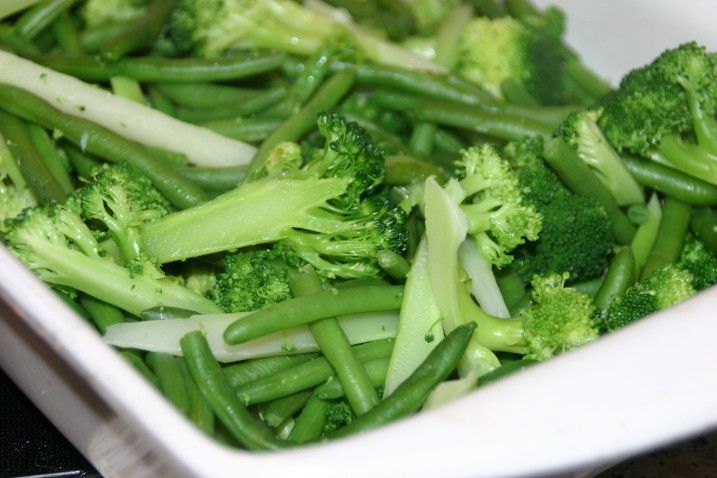 Spicy kyllingekarbonader med ostegratinerede grøntsager