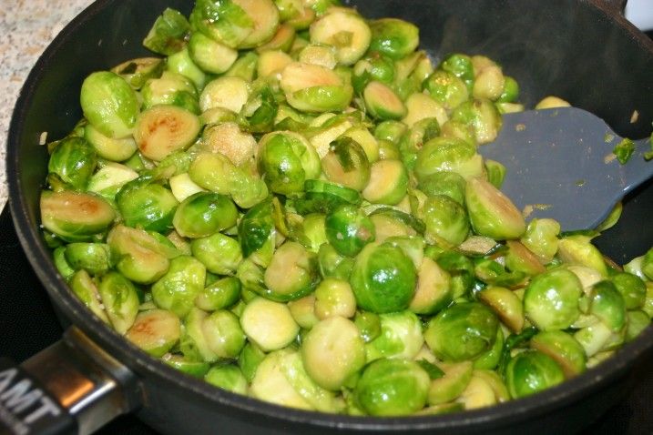 Helstegt marineret kalkunbryst og parmesan-rosenkål