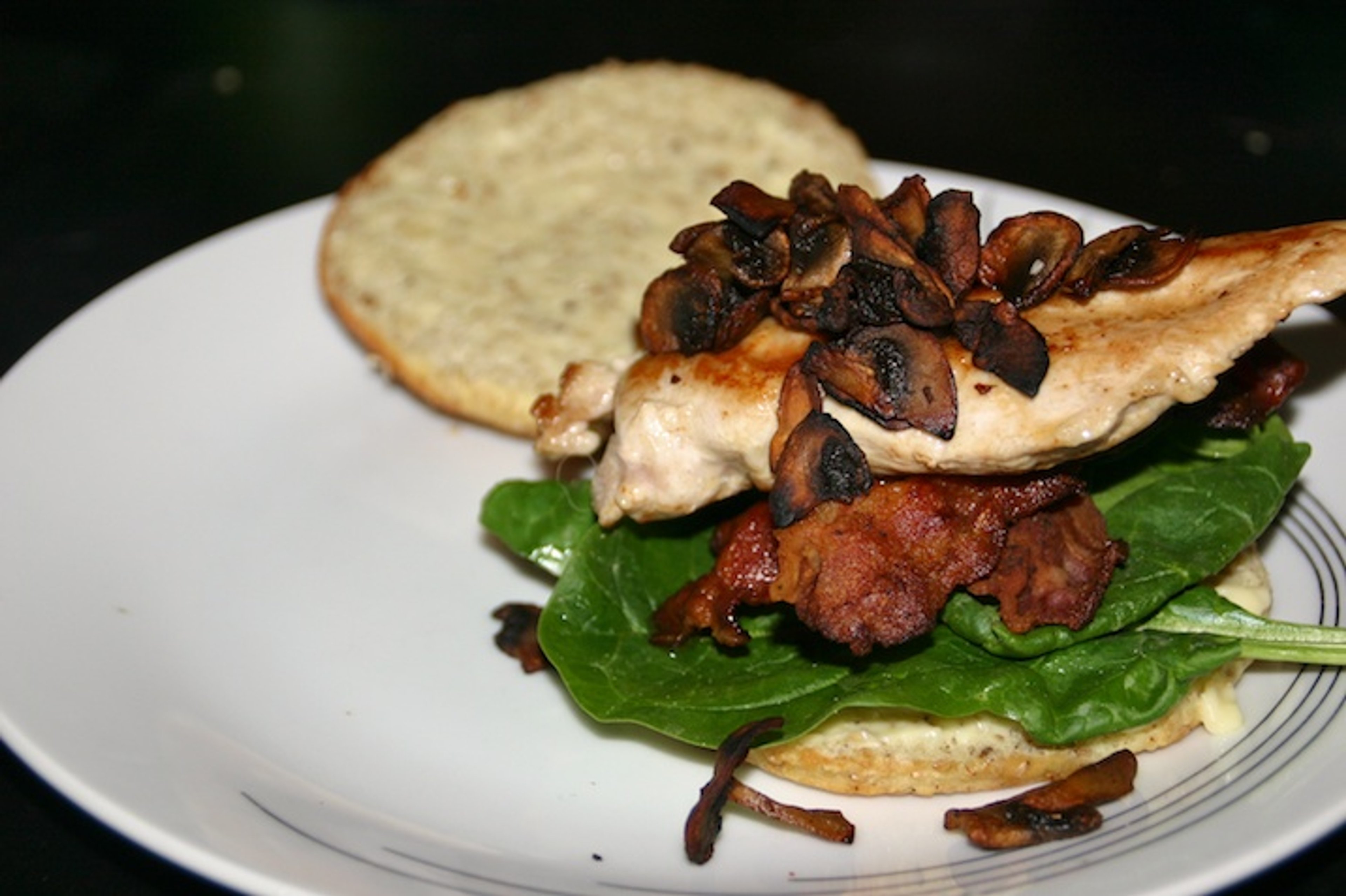 Burger med kylling, bacon, champignon og aioli