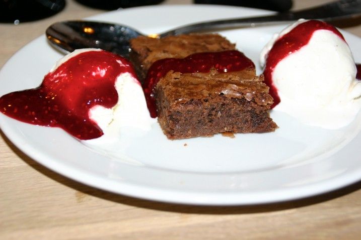 Brownies med vanilleis og hindbærcoulis
