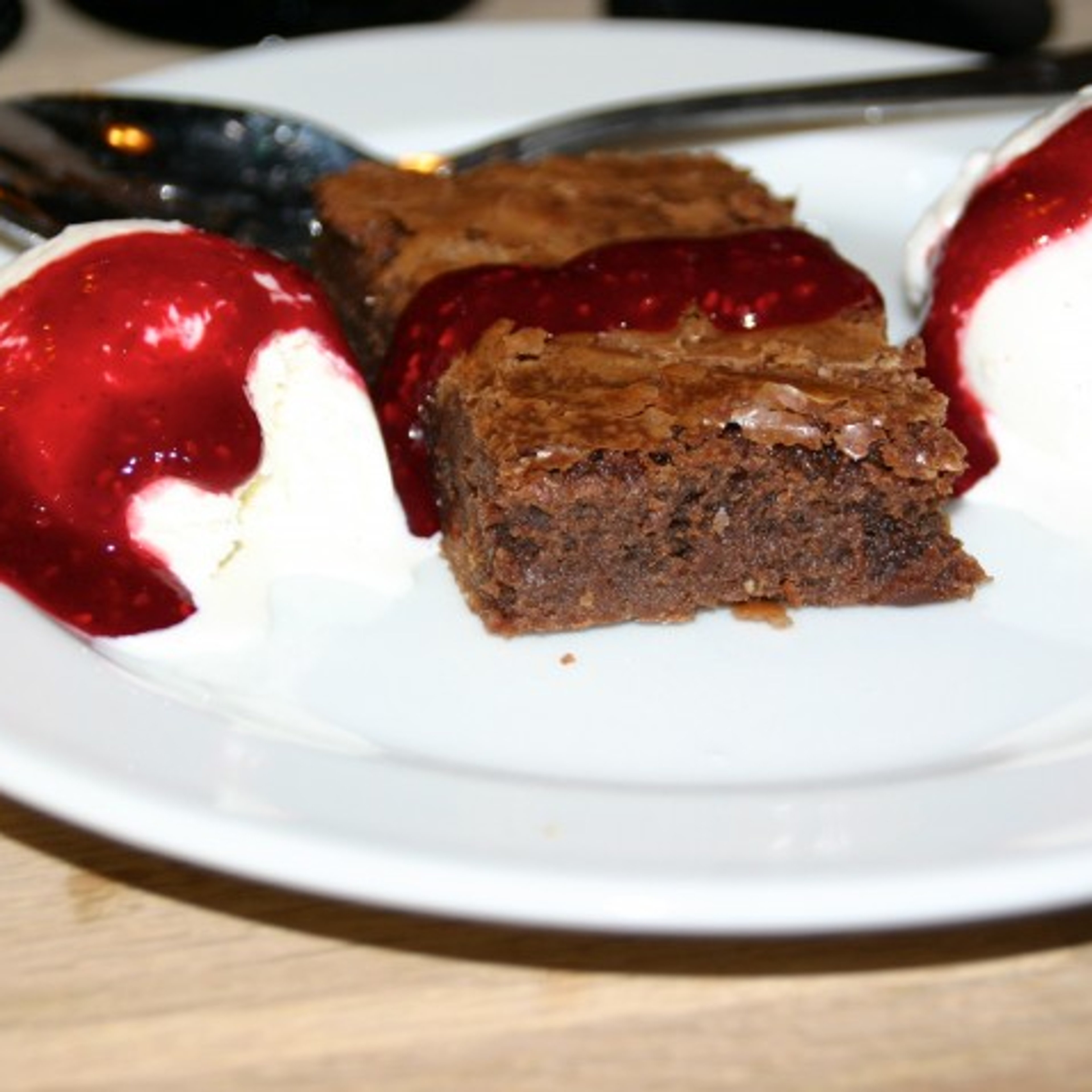 Brownies med vanilleis og hindbærcoulis