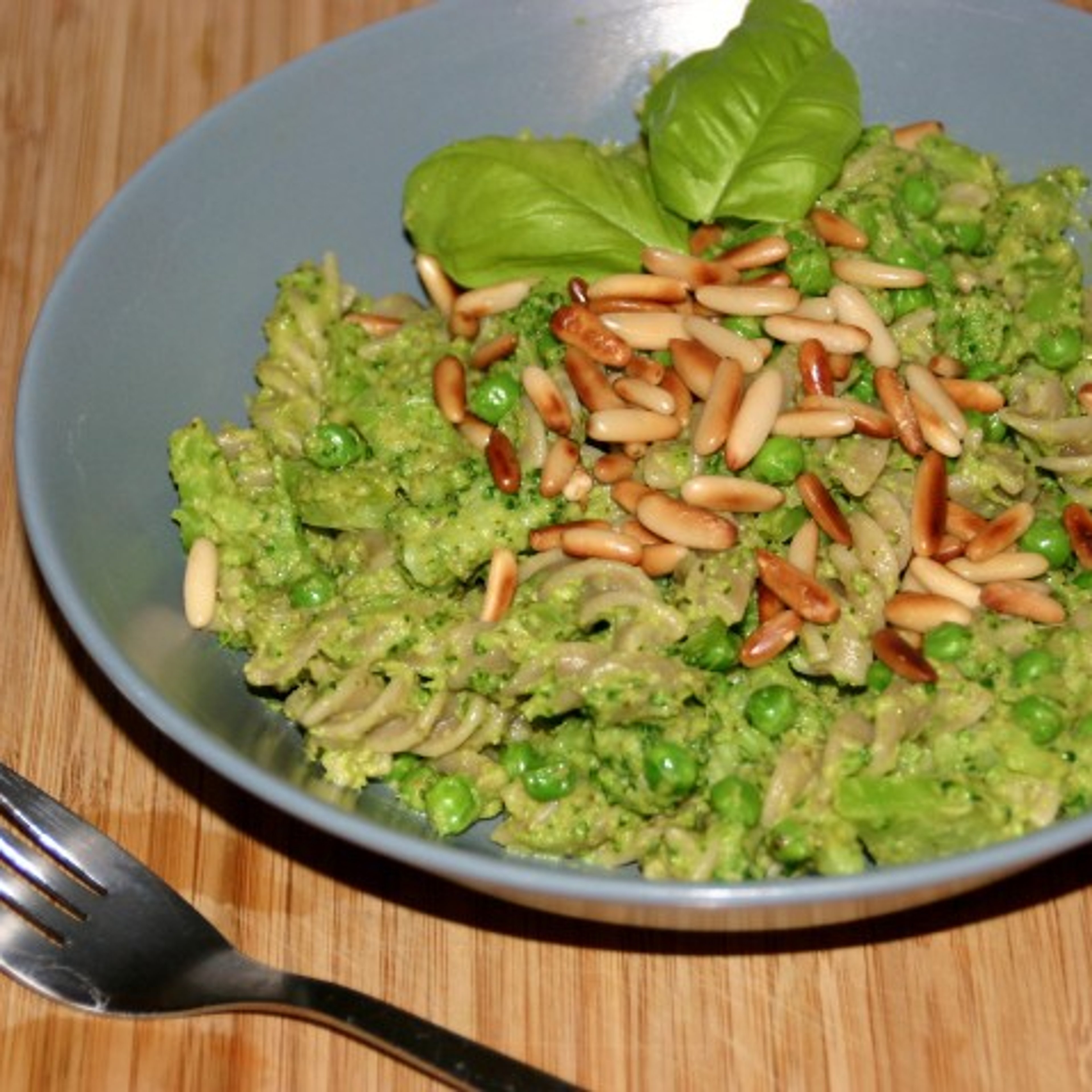 Pasta med broccolipesto, ærter og pinjekerner