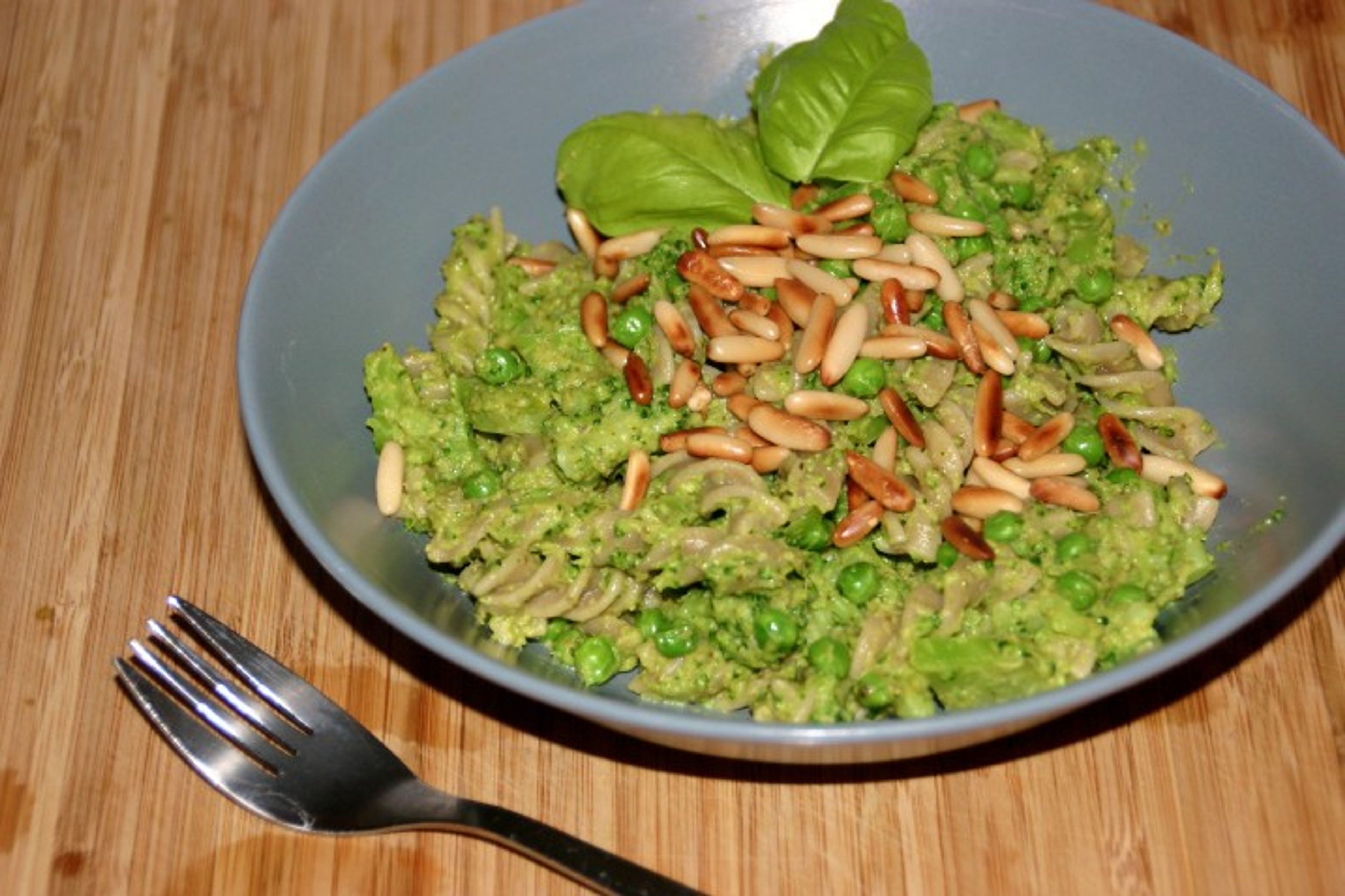 Pasta med broccolipesto, ærter og pinjekerner