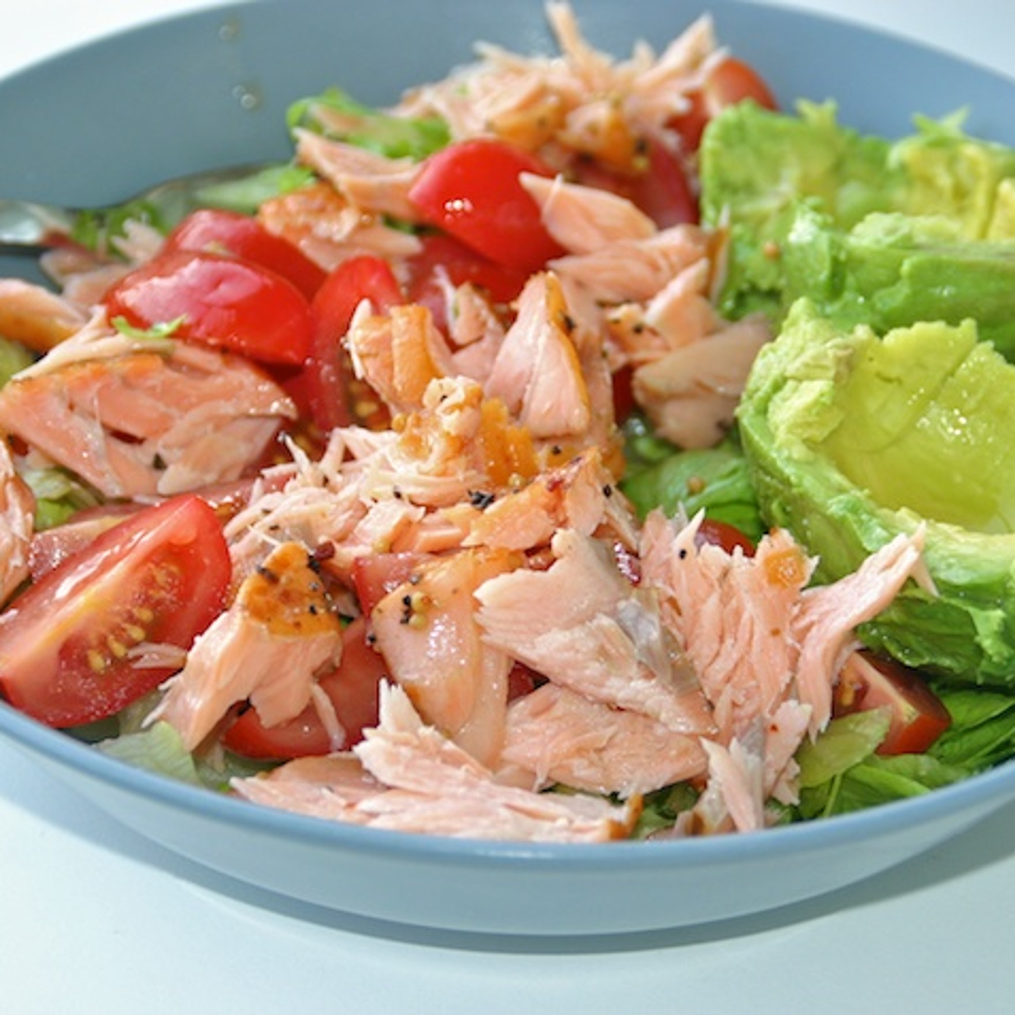 Salat med varmrøget laks, avocado og tomat