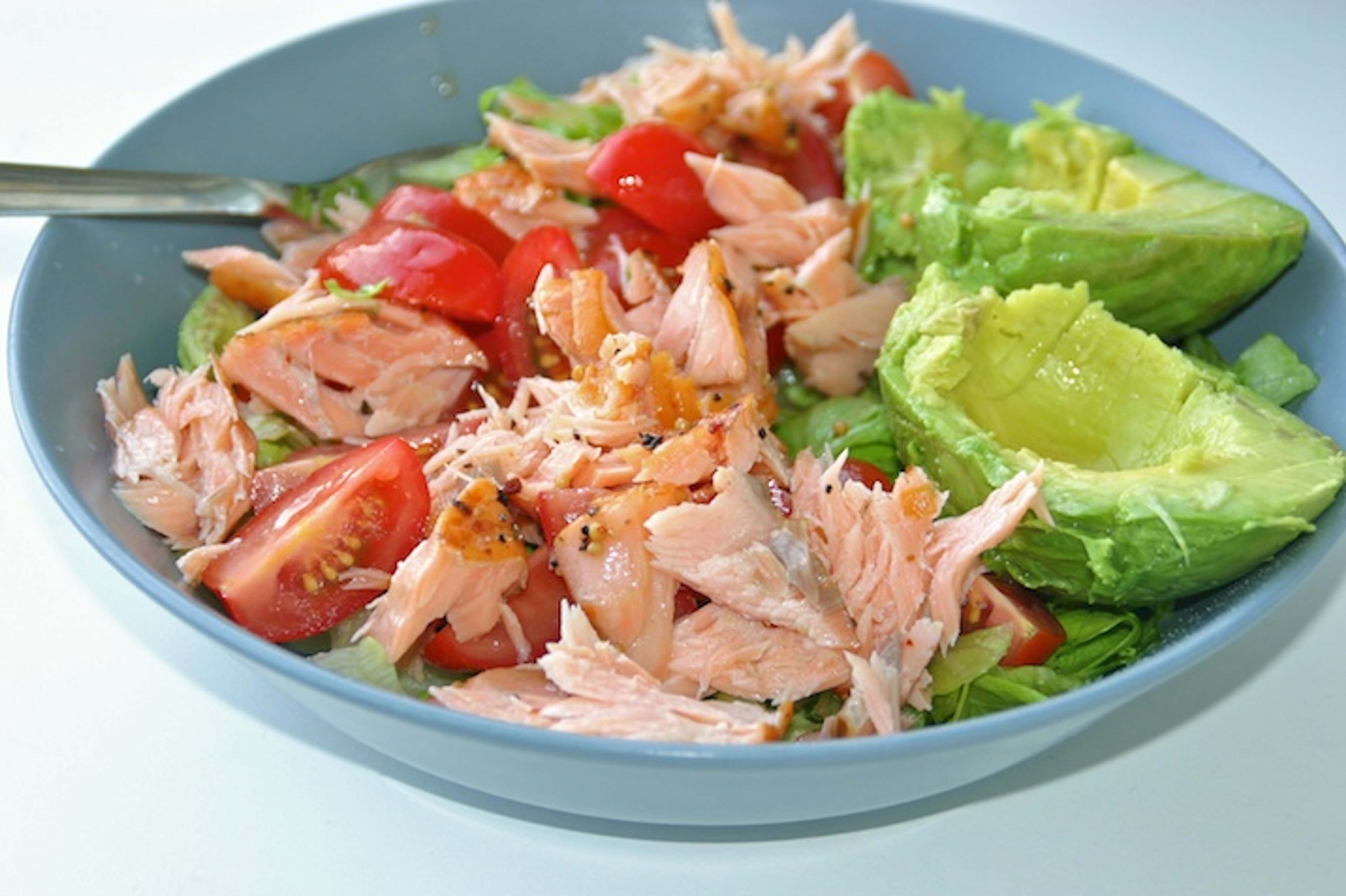Salat med varmrøget laks, avocado og tomat