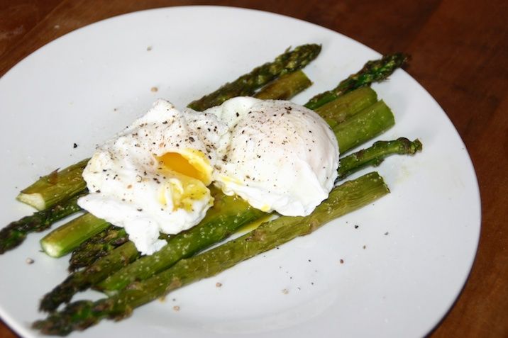 Bagte grønne asparges med pocherede æg og parmesan