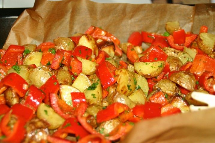 Pølser med sprøde peberfrugter og ovnbagte kartofler