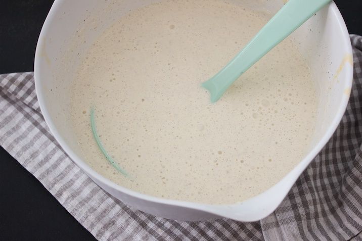 Koldskål med mandelkammerjunkere og jordbær