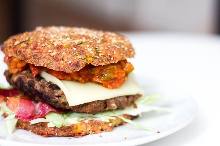 Cheeseburger med tomatrelish og bacon i burgerbolle med squash og ost