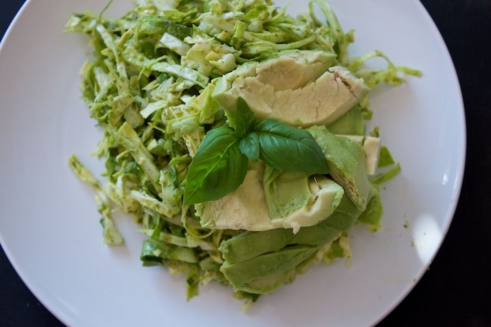 Spidskålssalat med pesto, basilikum og avocado