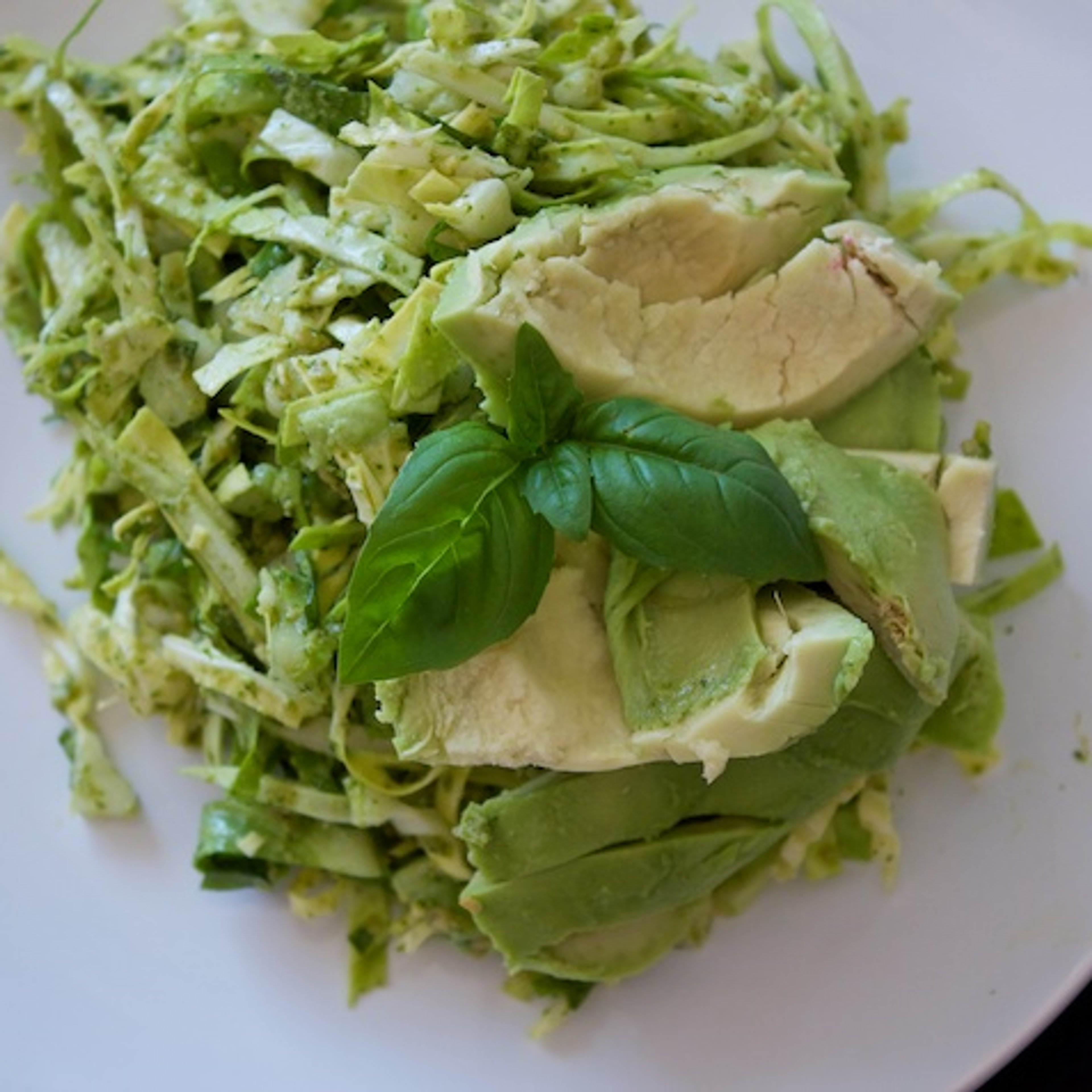 Spidskålssalat med pesto, basilikum og avocado