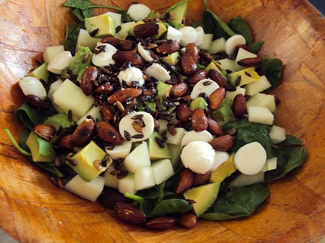 Spinatsalat med melon, avocado, mozzarella og sprødt drys