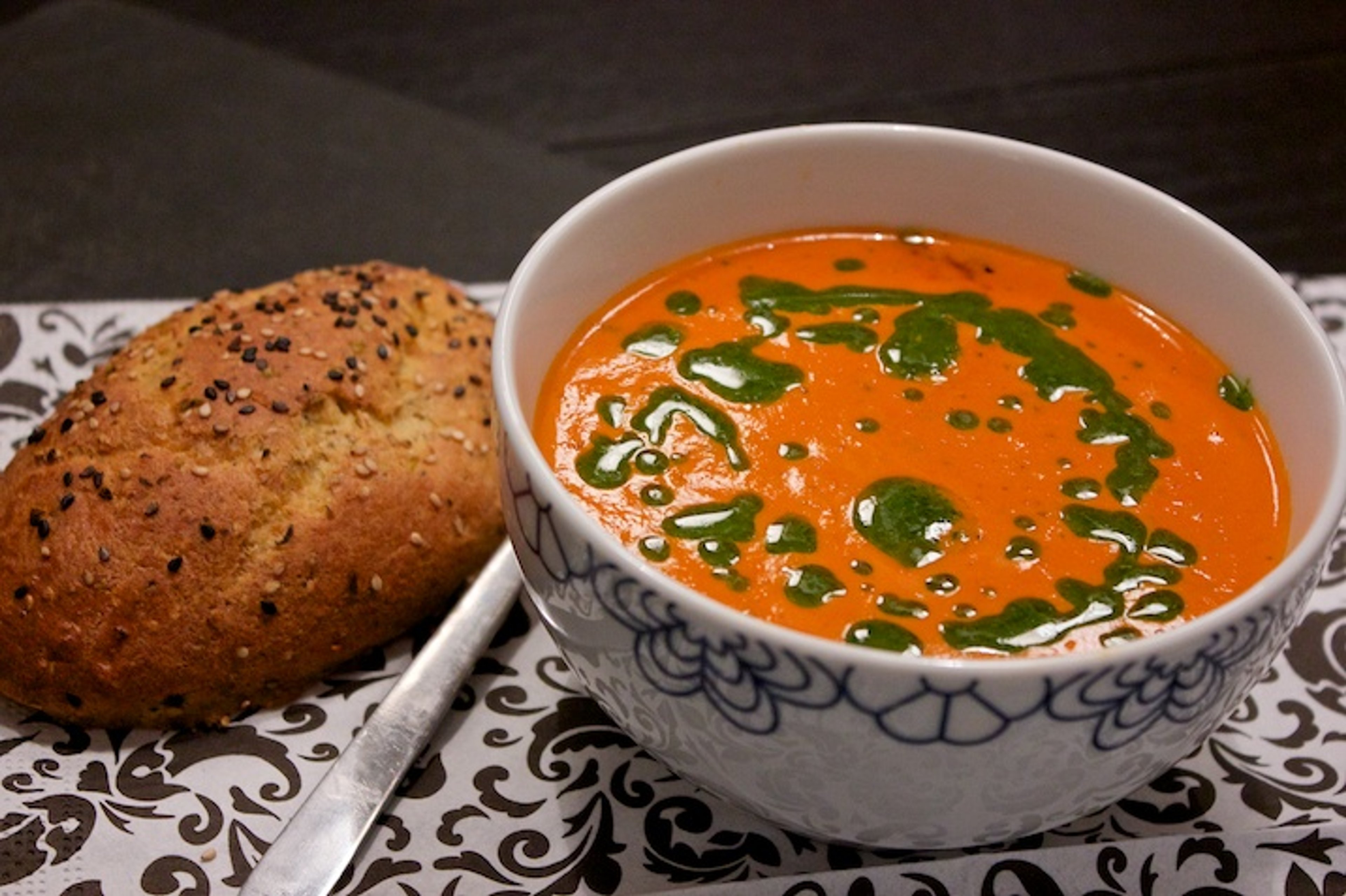 Tomatsuppe med mascarpone og basilikumsolie + krydrede hvidløgsflutes