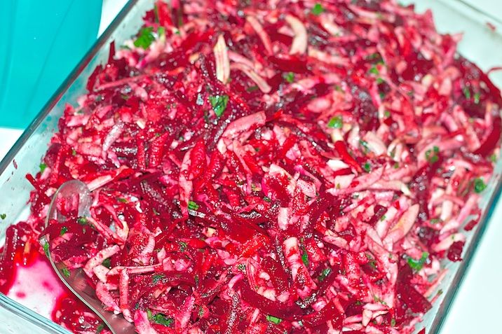 Rød vinterråkost med knoldselleri, rødbede og æble