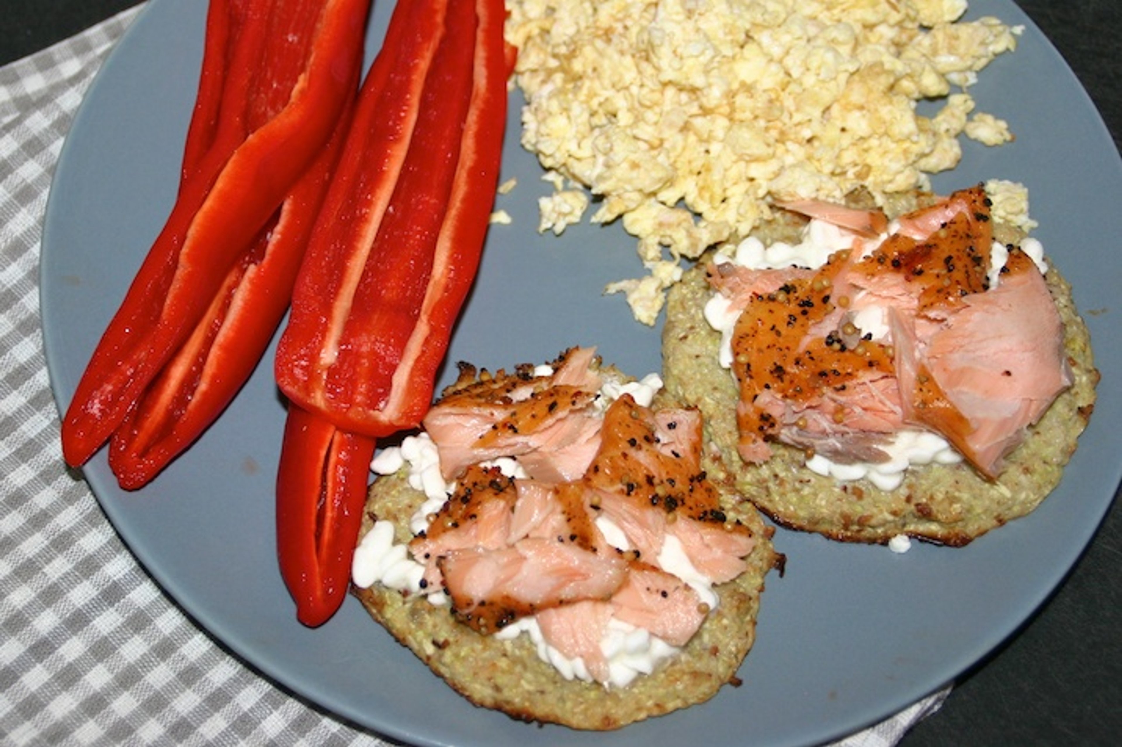 Spidskålsklatter - frokost med hytteost, varmrøget laks og røræg