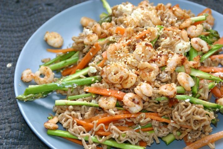 Sursød nudelsalat med limemarinerede rejer