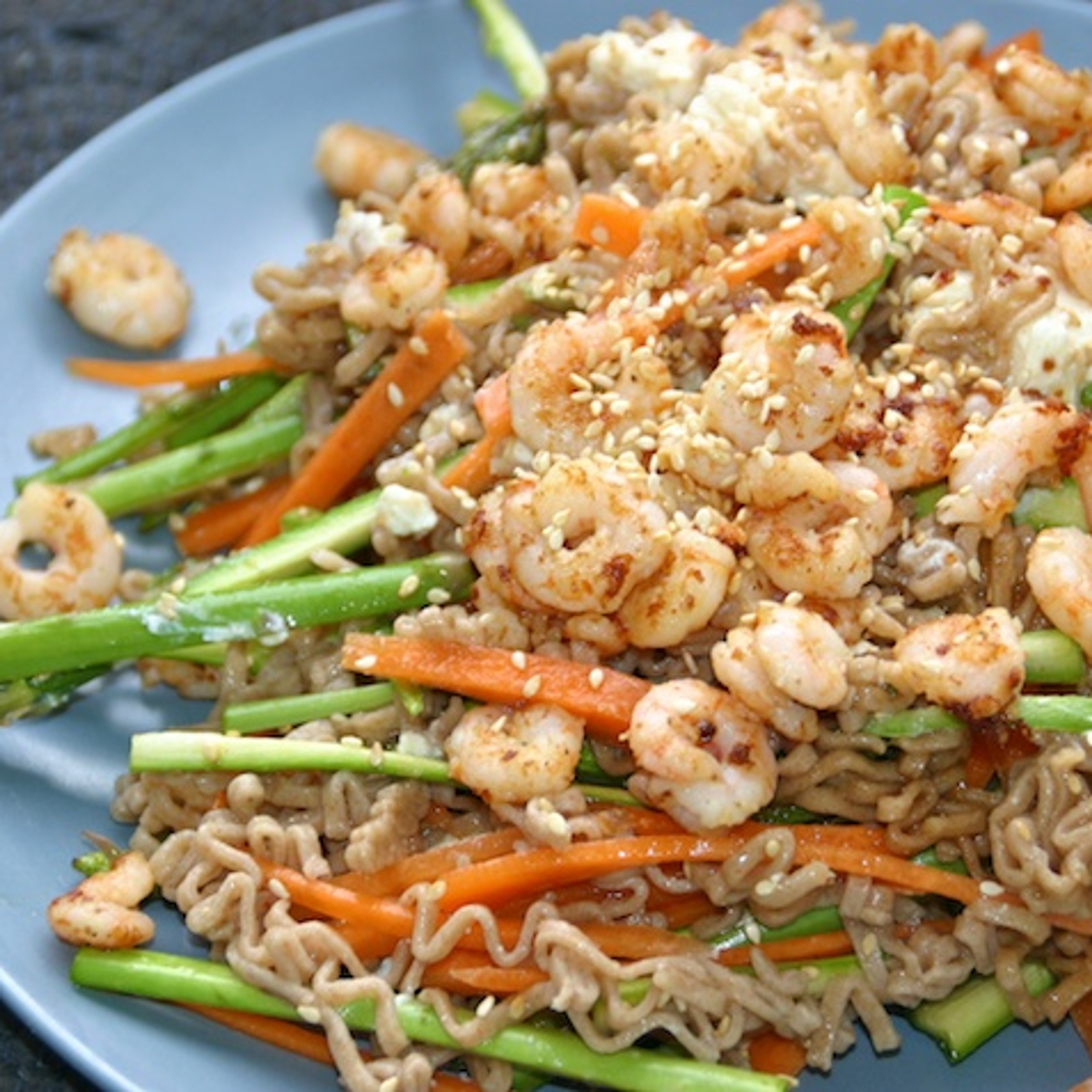 Sursød nudelsalat med limemarinerede rejer