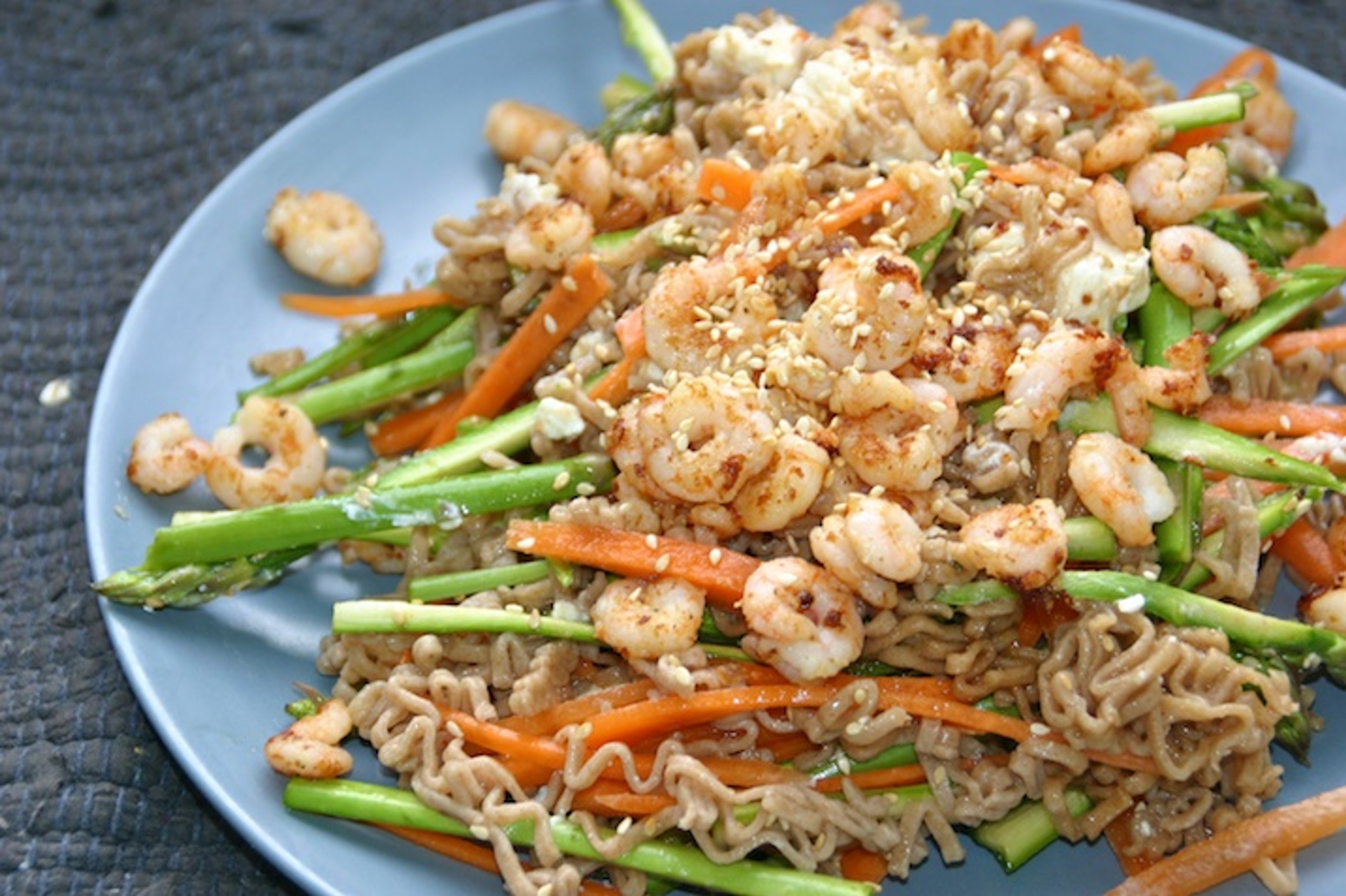 Sursød nudelsalat med limemarinerede rejer