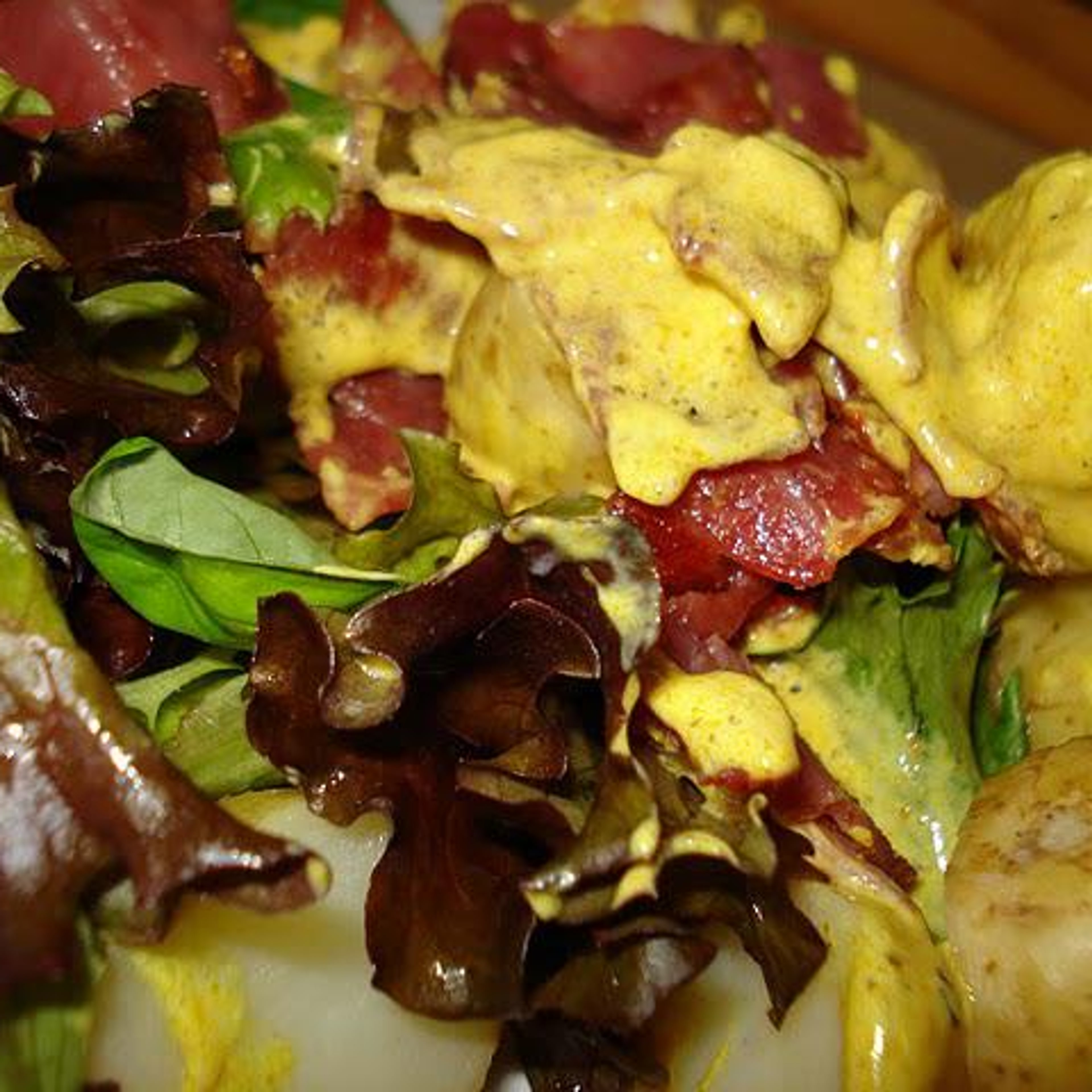 Kartoffelsalat med kylling, kalkunbacon og karrydressing