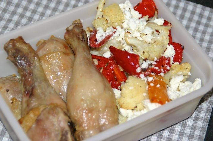 Saltede kyllingelår + bagt blomkål og peberfrugt med feta