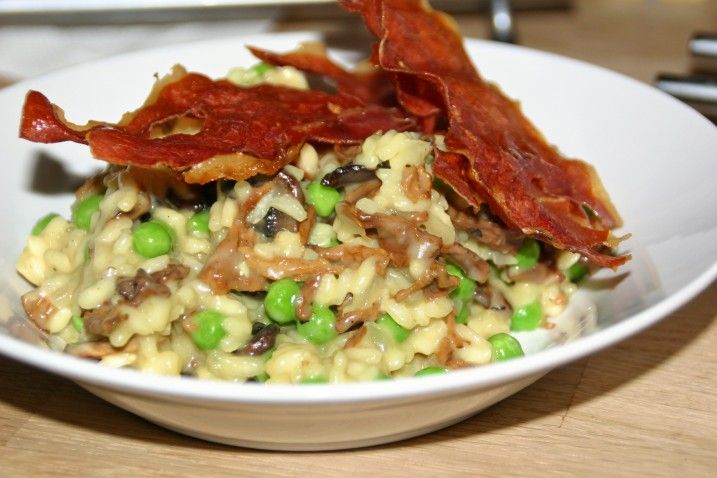 Svamperisotto med ærter og serranoskinke