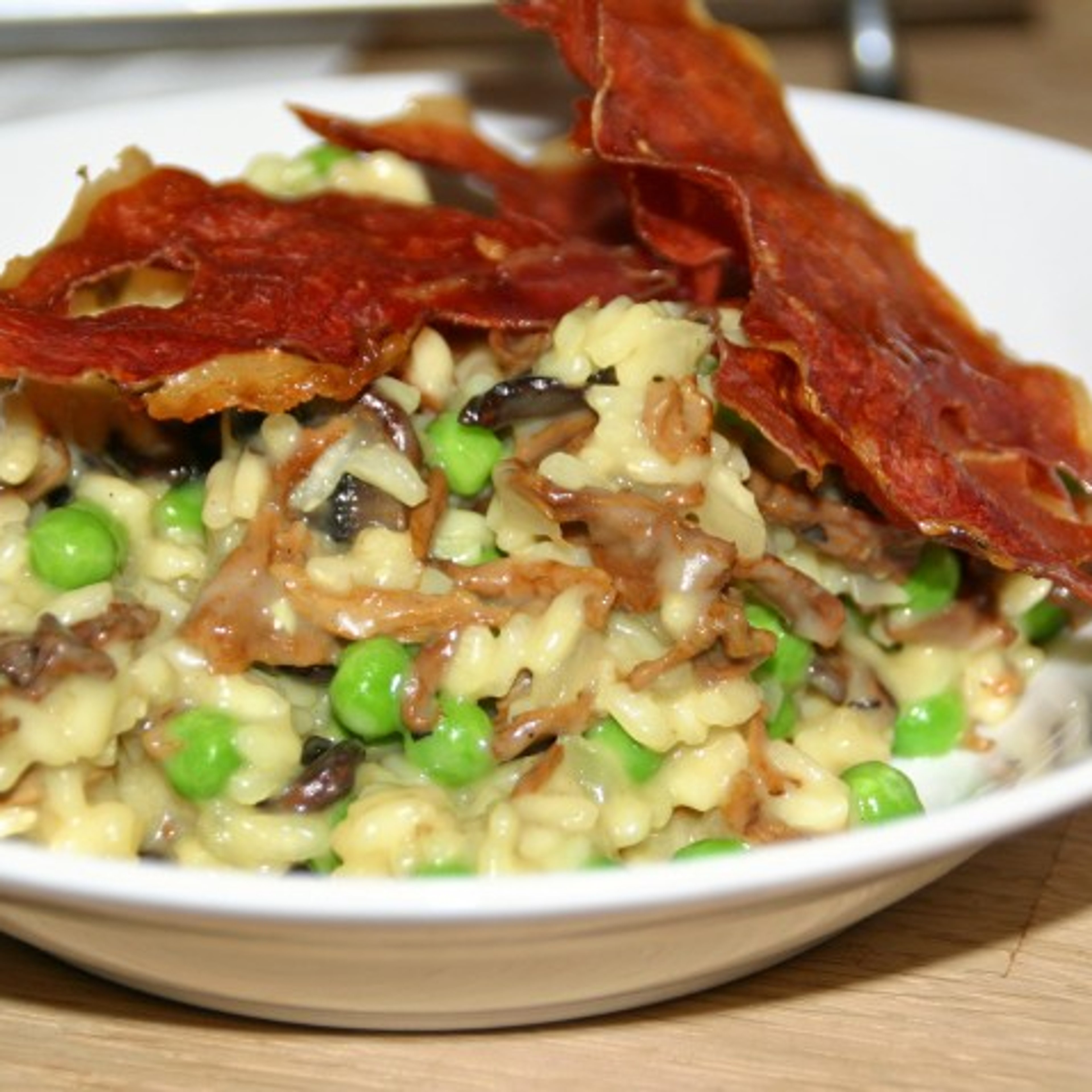 Svamperisotto med ærter og serranoskinke