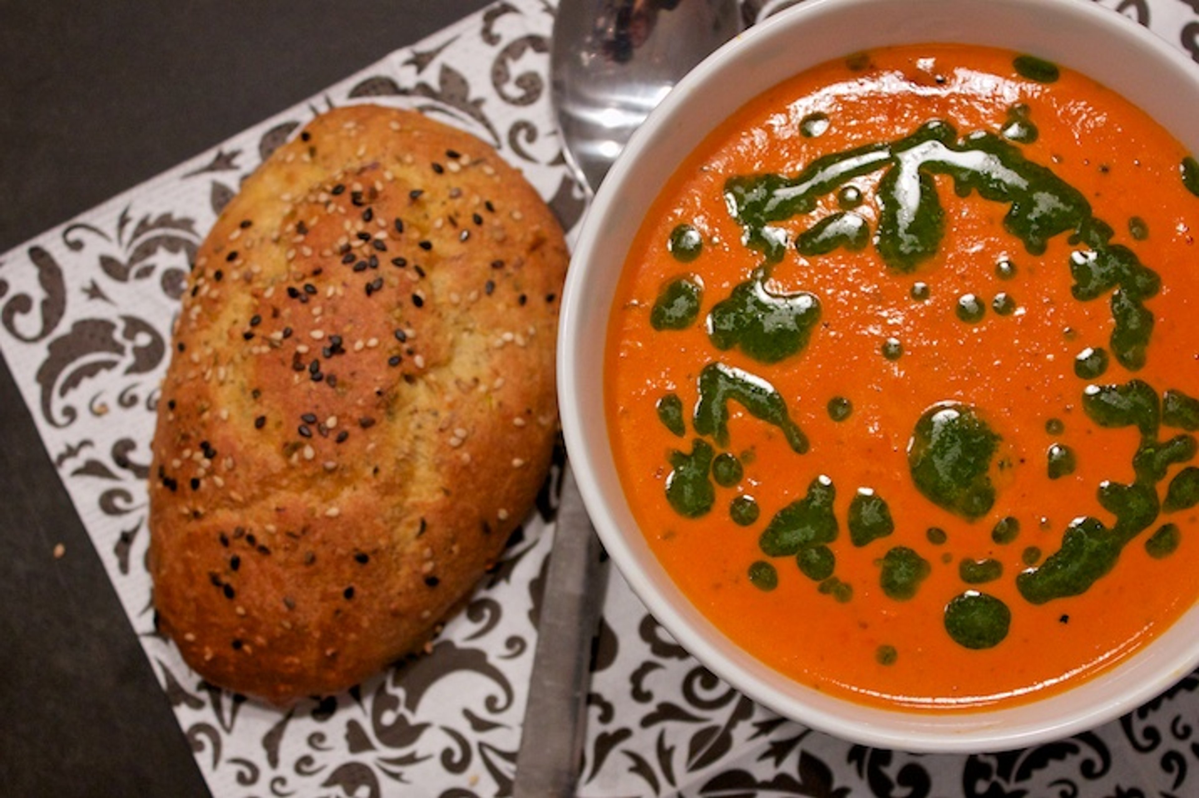 Tomatsuppe med mascarpone og basilikumsolie + krydrede hvidløgsflutes