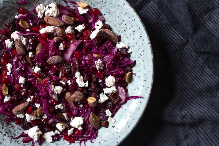 Rød salat med kål, rødbeder, granatæble, feta og saltmandler