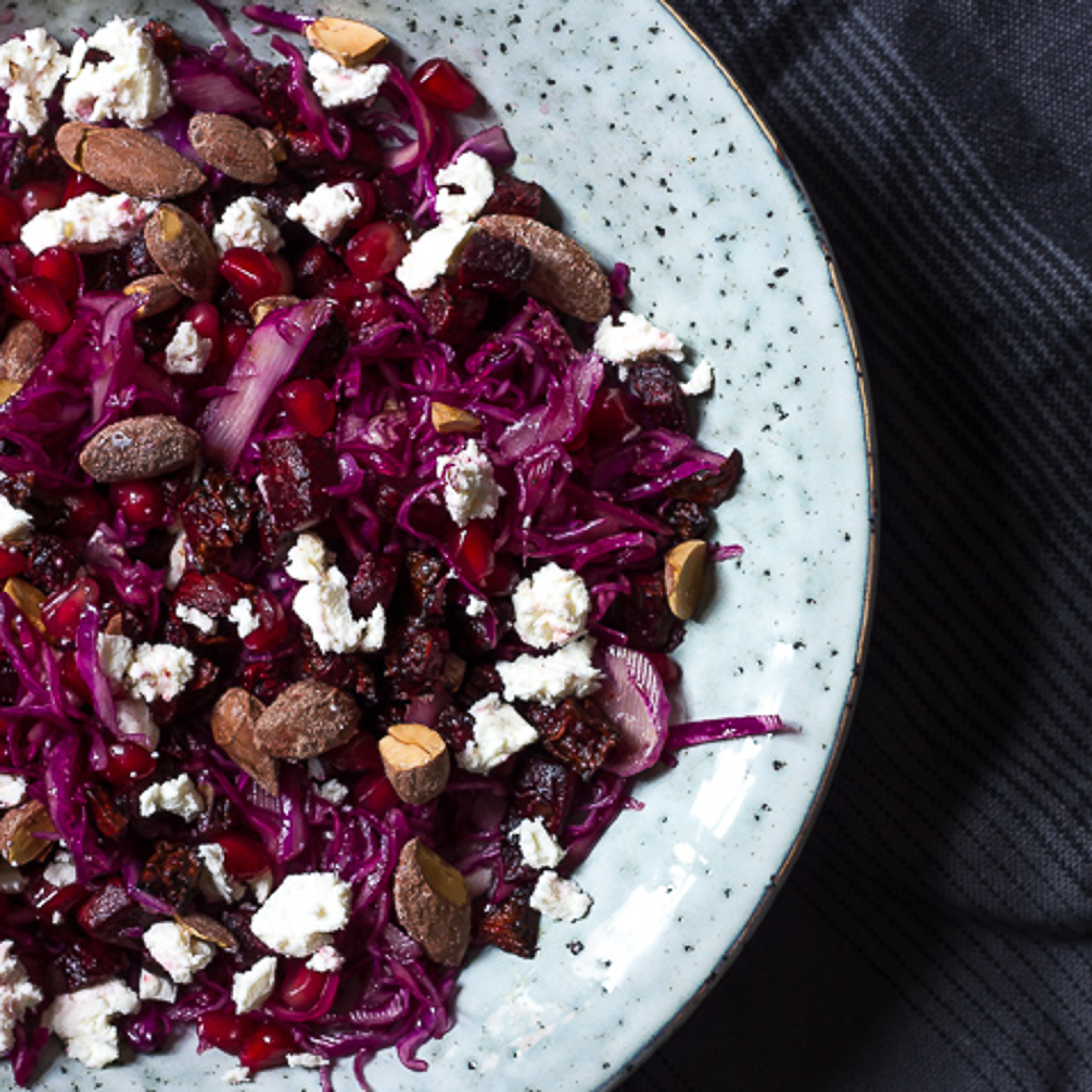 Rød salat med kål, rødbeder, granatæble, feta og saltmandler