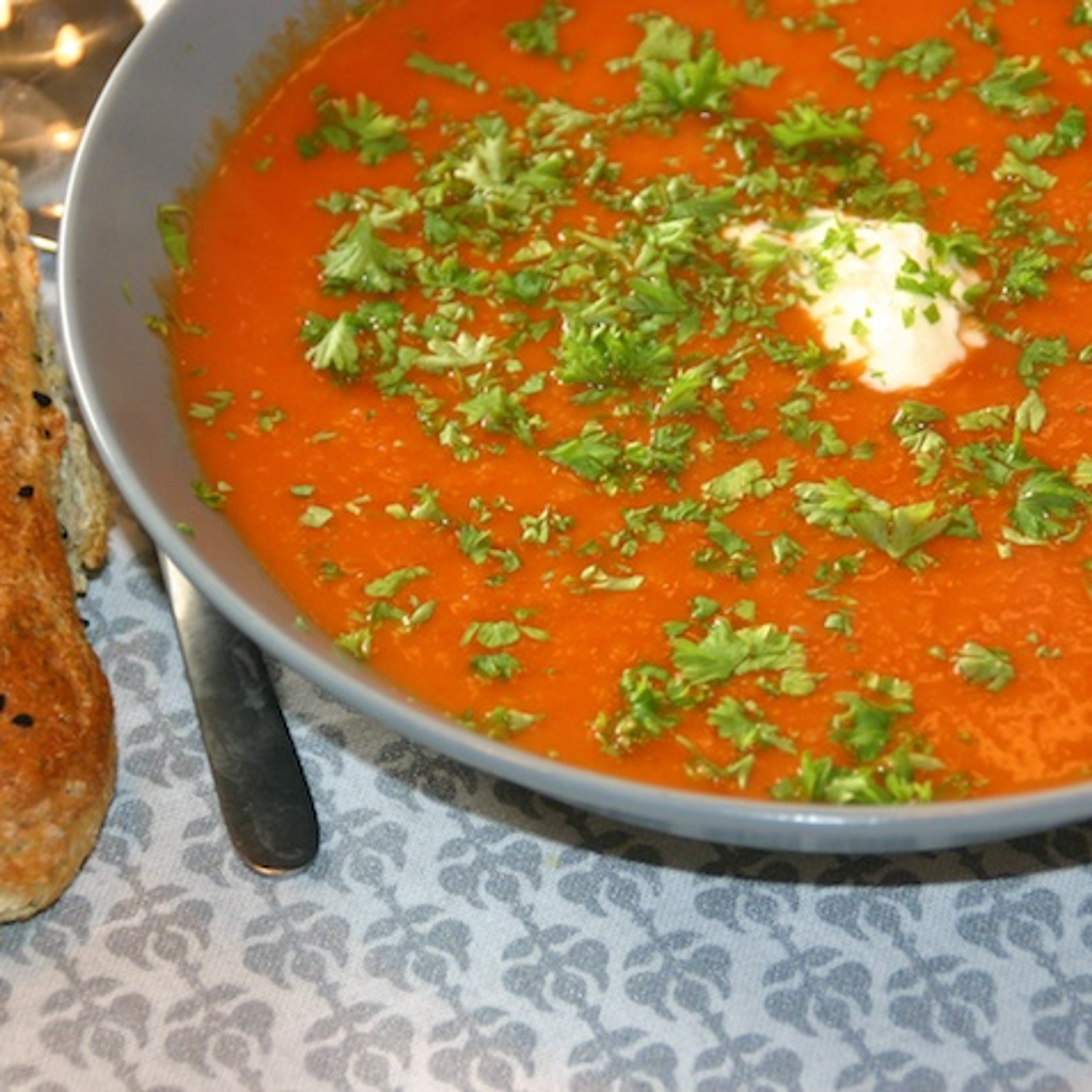 Tomatsuppe med kartoffel, gulerod og mascarpone