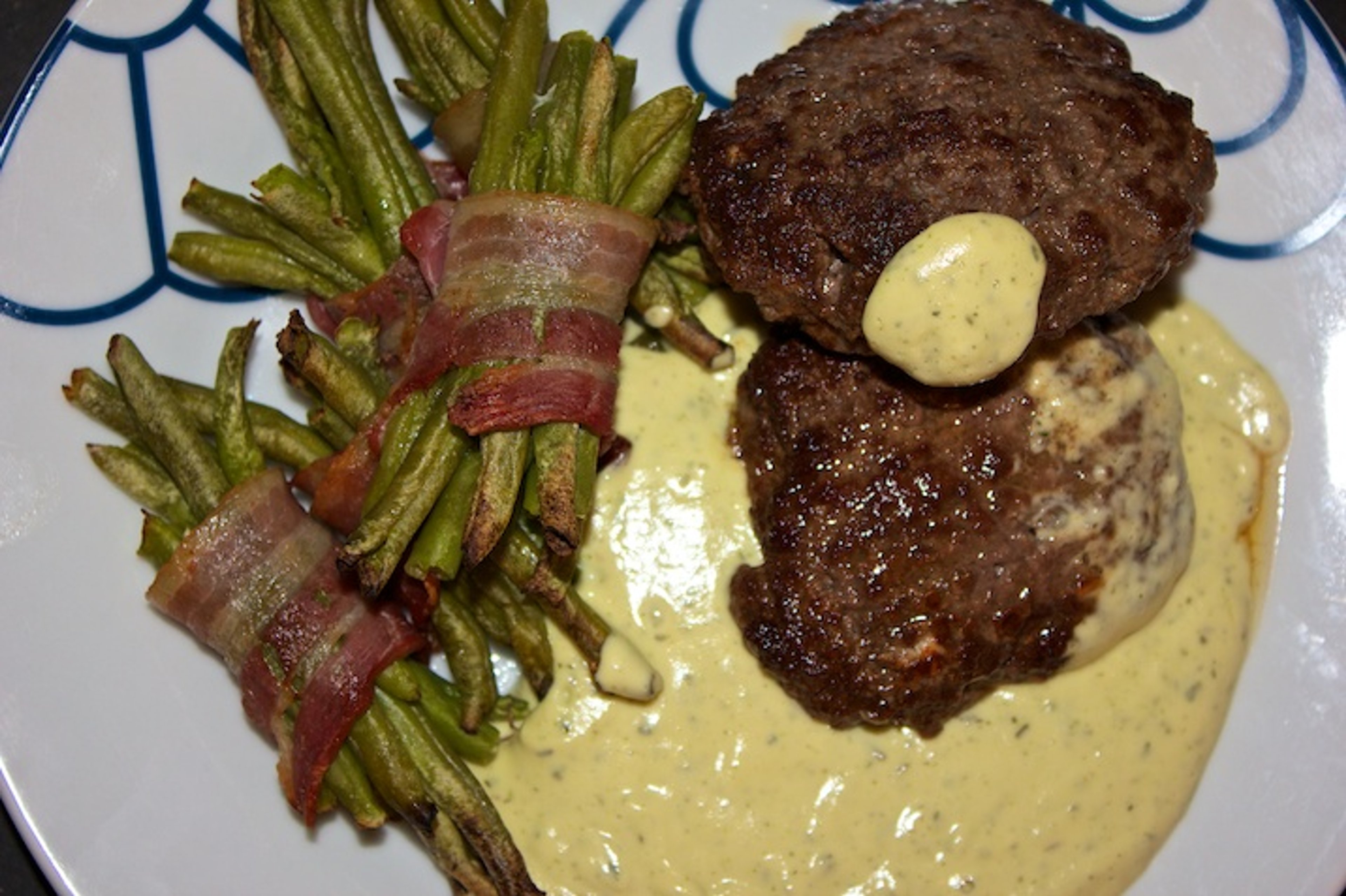 Hakkebøffer med baconbønner og blomkålsbearnaise