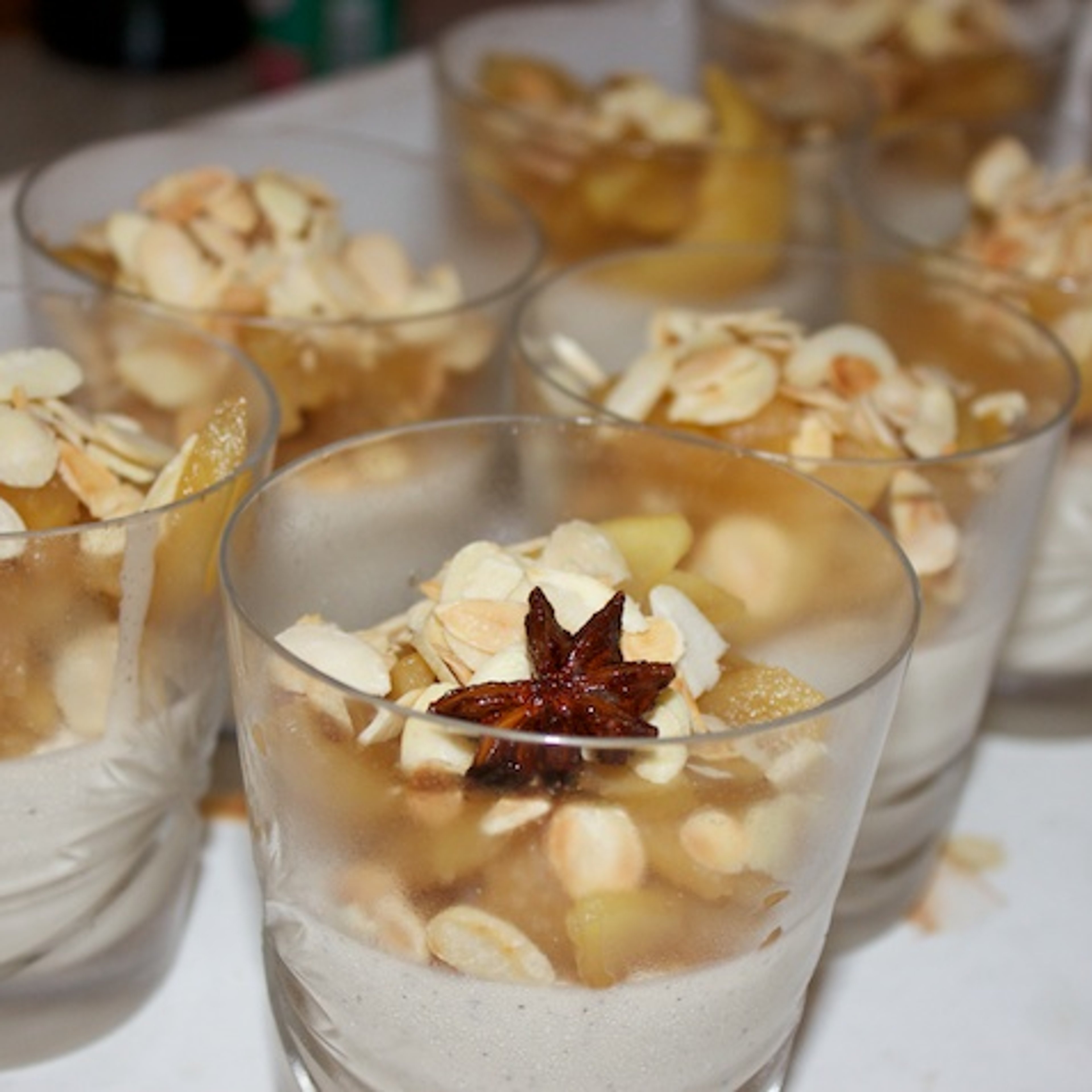 Panna cotta med krydrede æbler