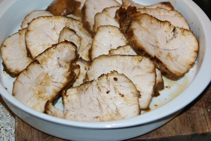 Helstegt marineret kalkunbryst og parmesan-rosenkål