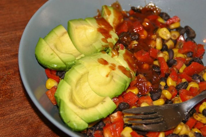 Lun salat med sorte bønner, majs, peberfrugt og avocado