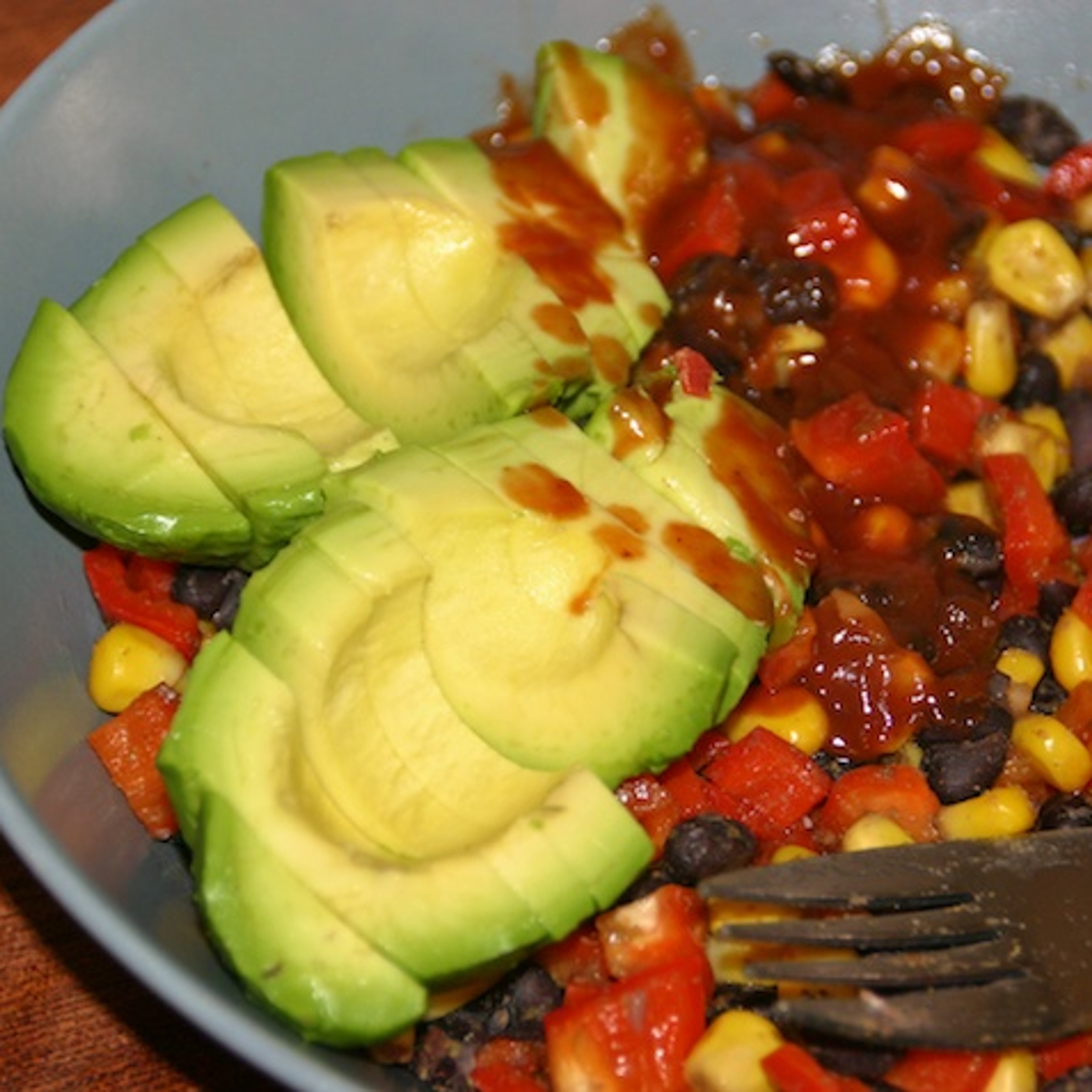 Lun salat med sorte bønner, majs, peberfrugt og avocado