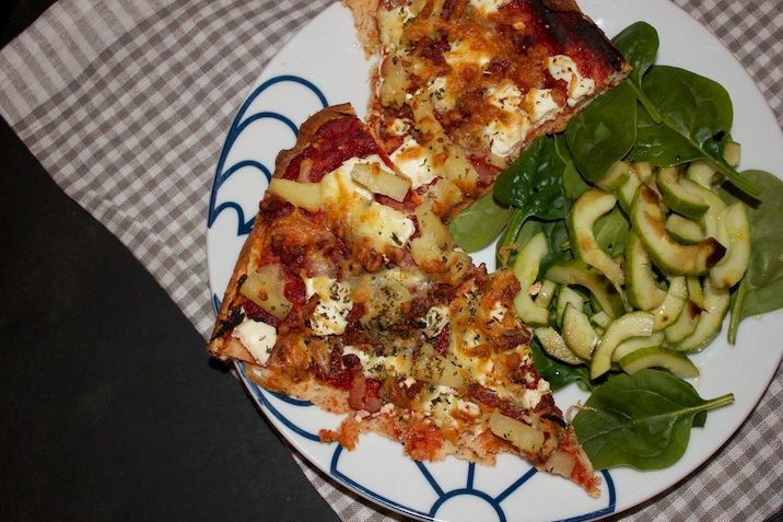 Pizza med bacon, feta og ananas