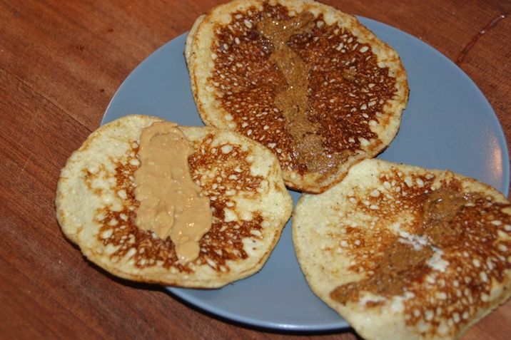 Brunchpandekager med hytteost - servering med nøddesmør