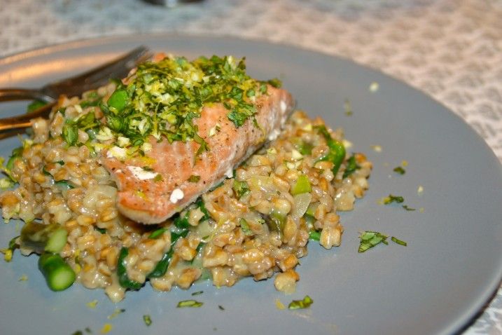 Speltotto med asparges, spinat og laks