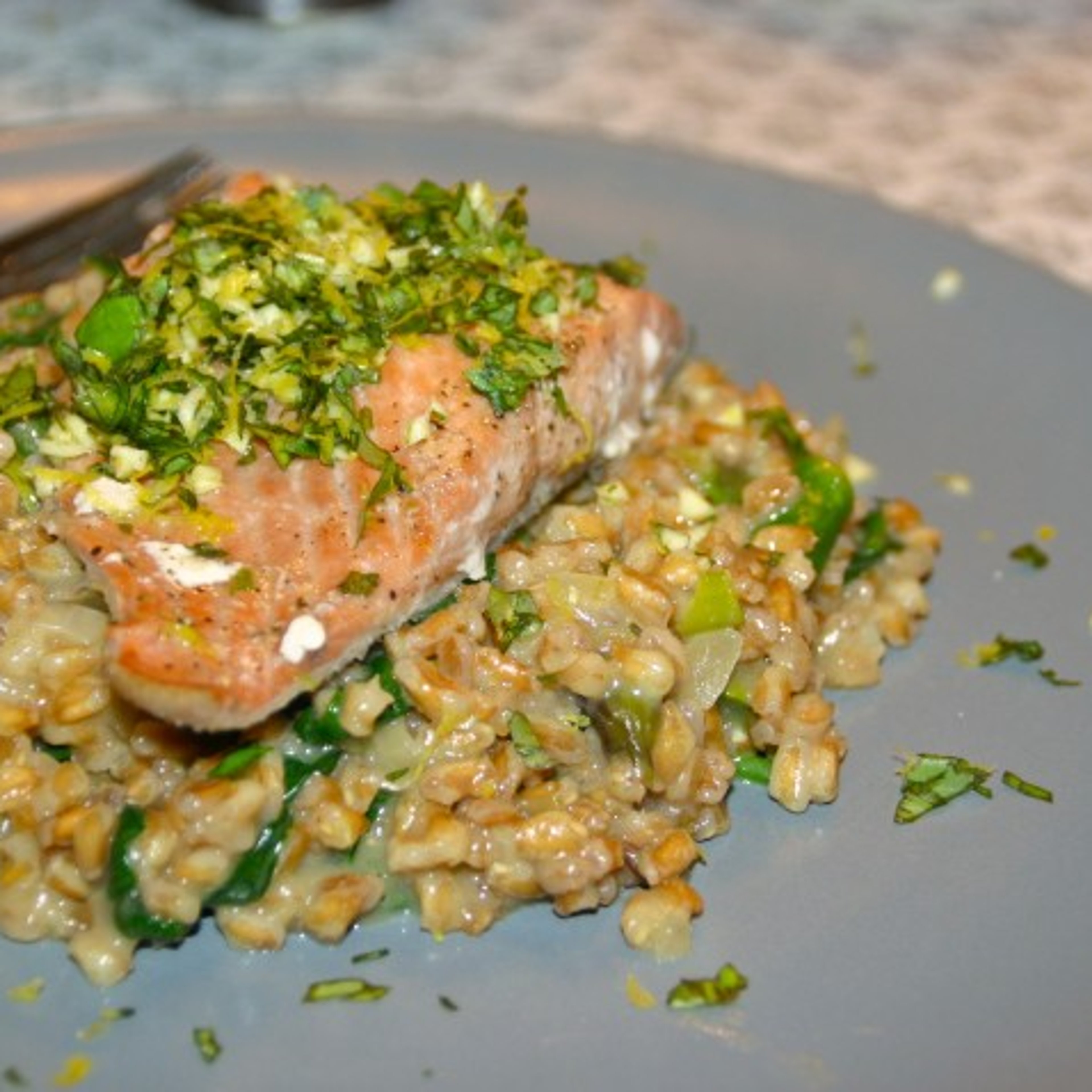 Speltotto med asparges, spinat og laks